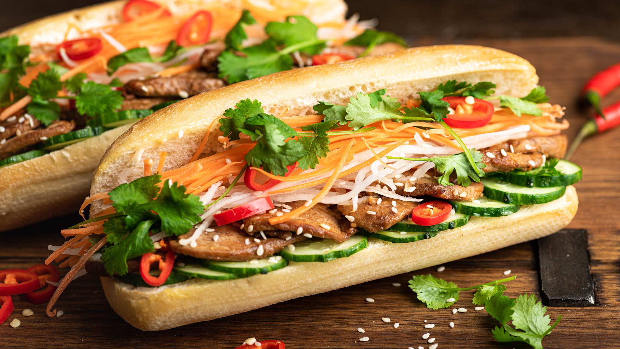 Vietnamesisches Sandwich in einem Baguette mit Gemüse- und Fleischfüllung.