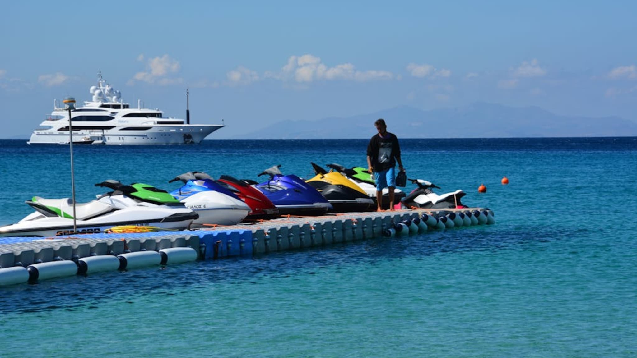 Mehrere Jetskis im Meer