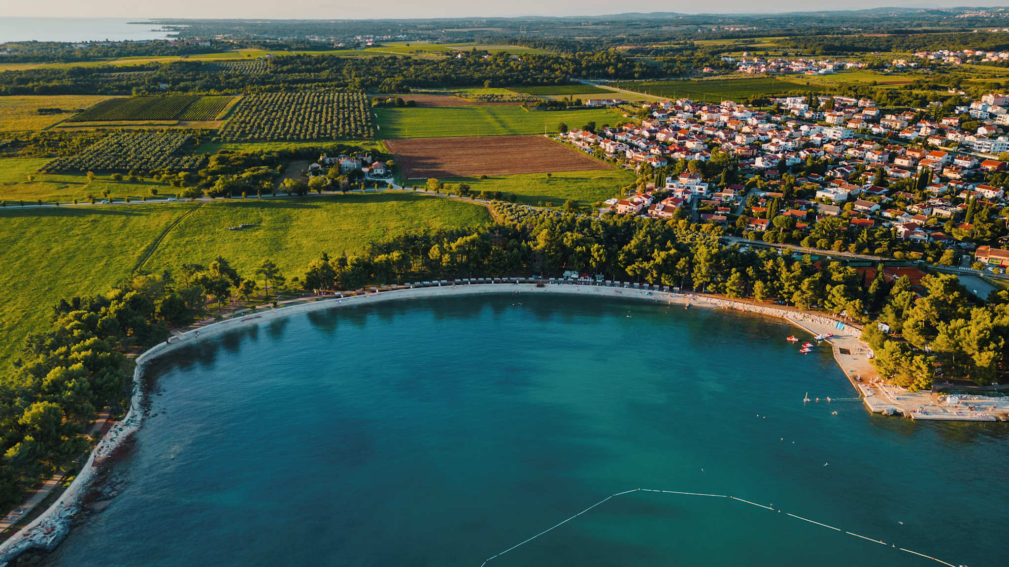 Blick von oben auf einen Strand