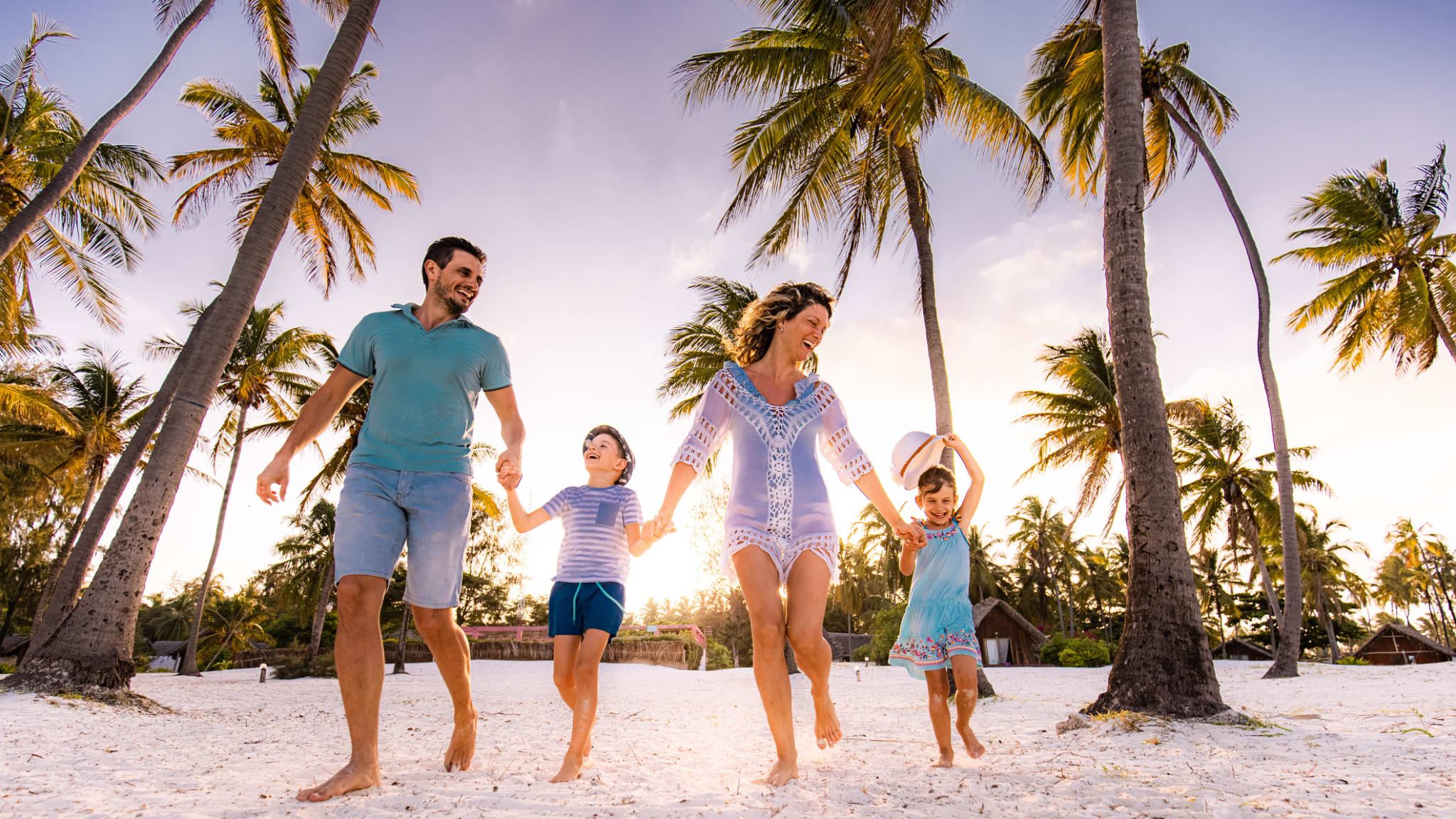 Familie am Strand ©skynesher/E+ via Getty Images