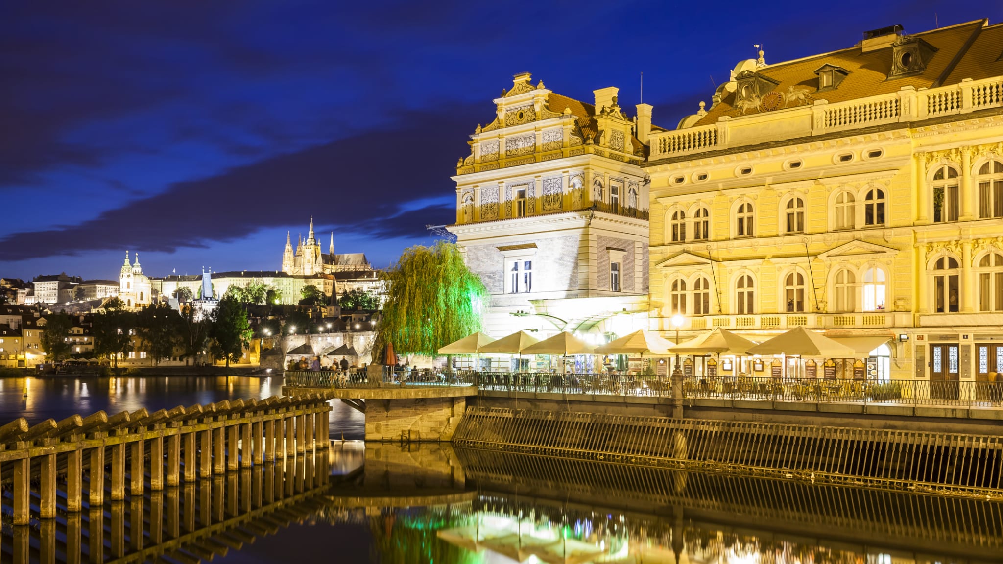 Bedřich Smetana Museum und das Club Restaurant Lavka, Prag, Tschechische Republik © Westend61/Westend61 via Getty Images