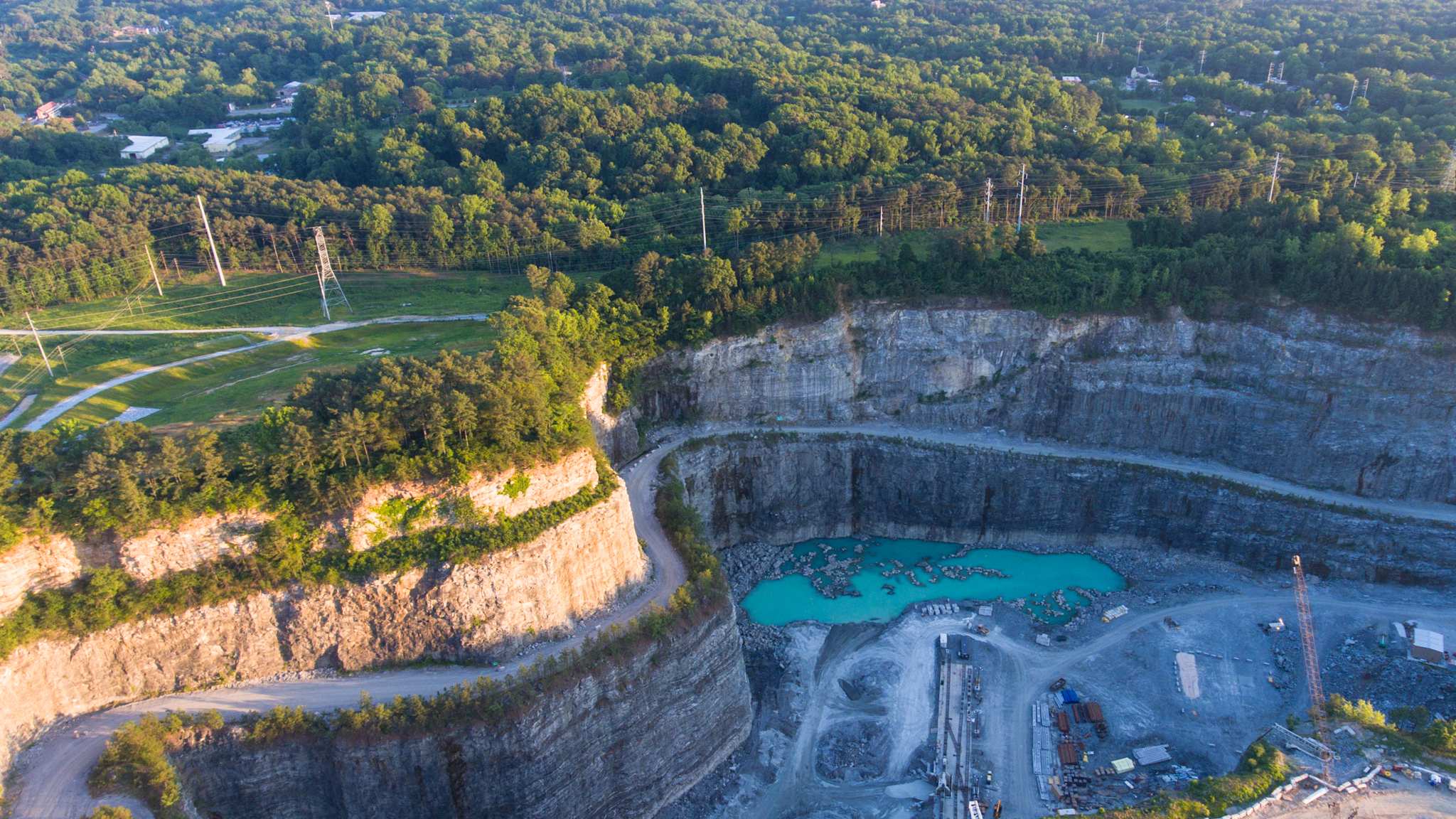 Blick von oben auf einen Steinbruch