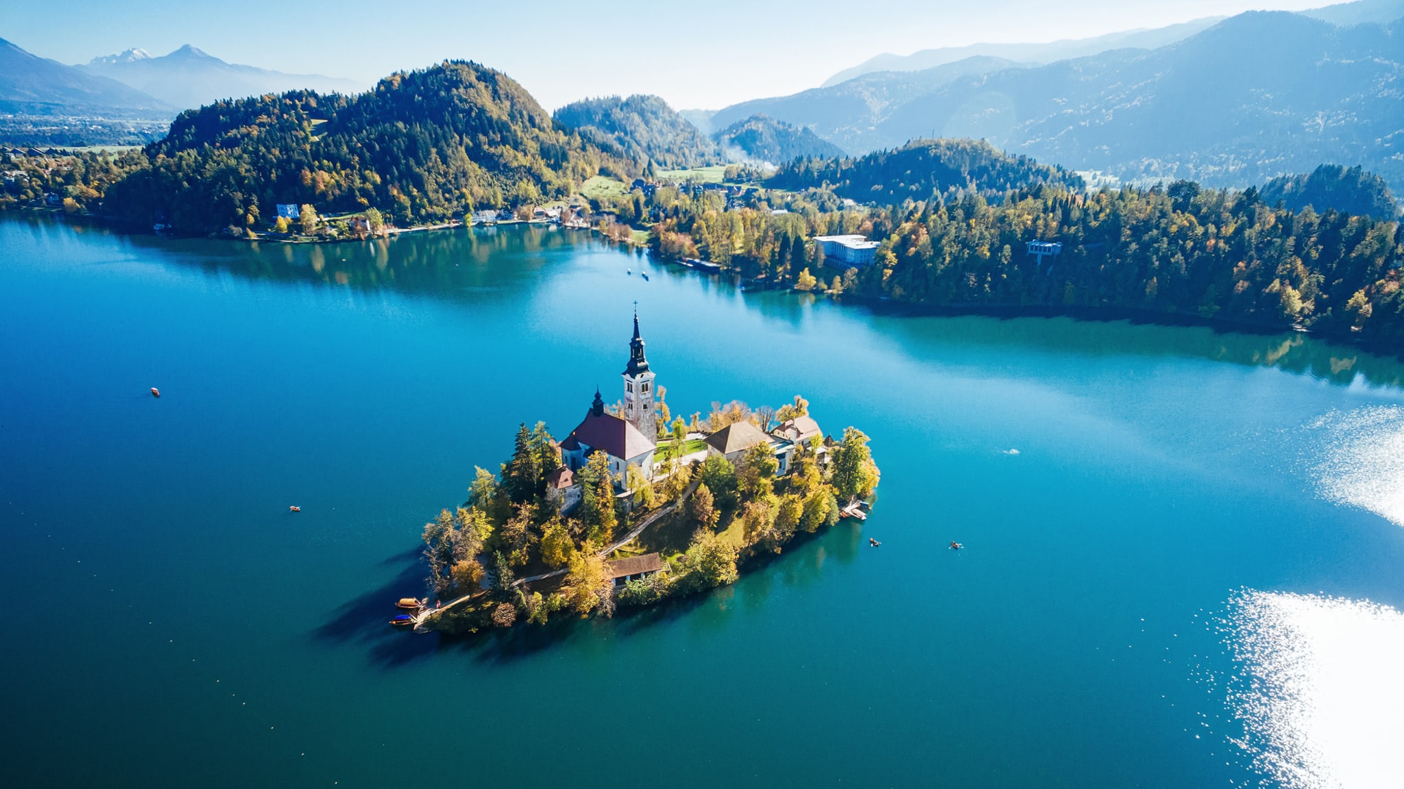 Bleder See mit der Insel Bled, Slowenien © iStock.com/mbbirdy