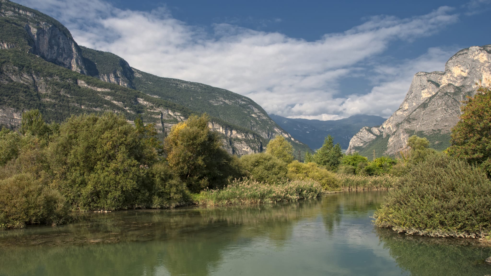 Blick auf den Fluss Noce in den Dolomiten, Italien © iStock.com/DavidePecorelli