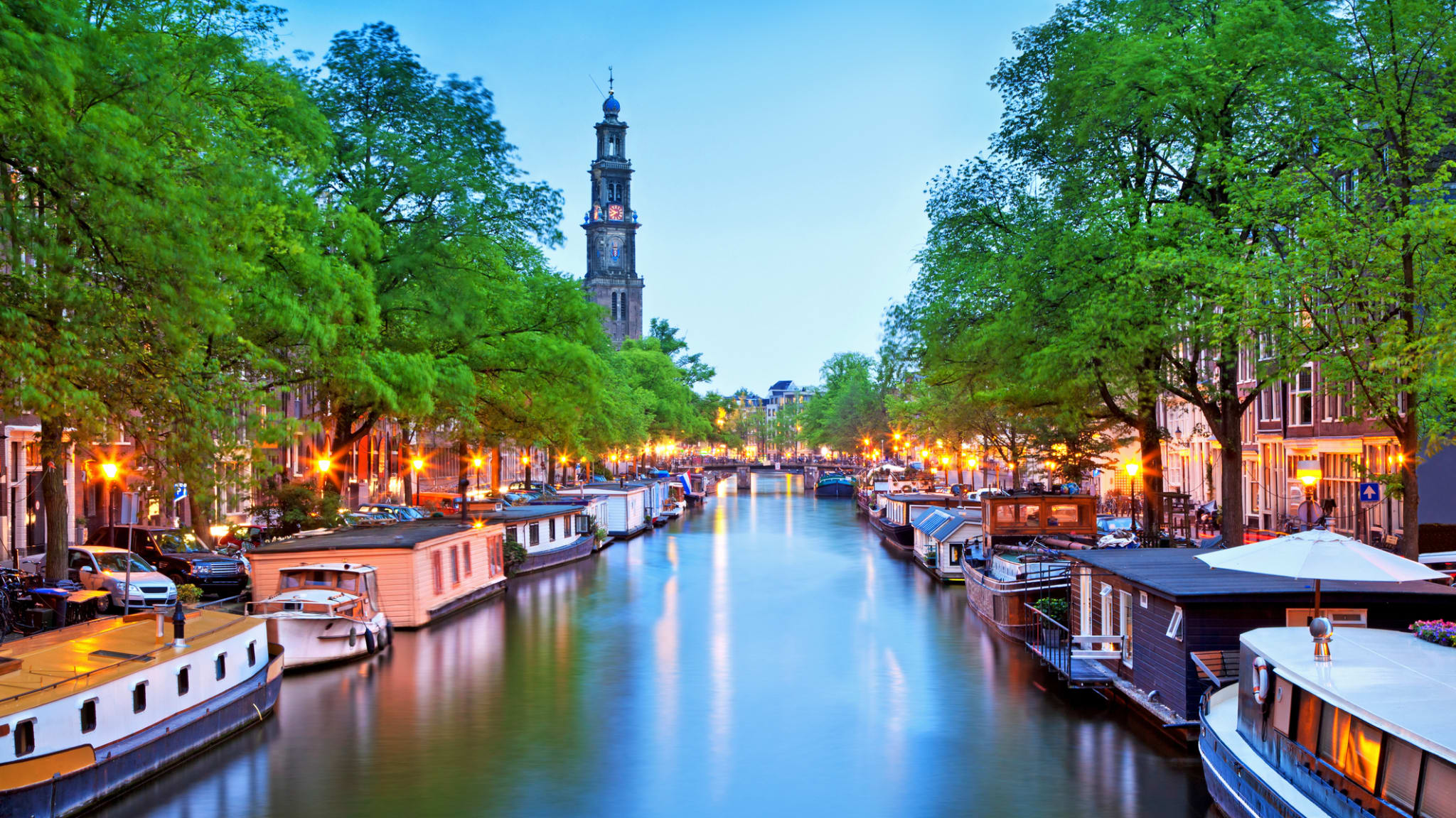 Blick auf den Kanal mit vielen Hausbooten in Amsterdam © iStock.com/Nikada