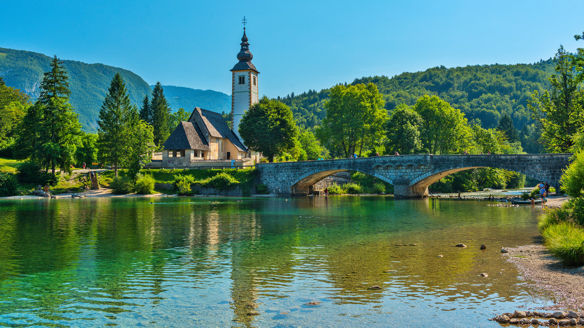 Blick auf die Johanneskirche am Bohinje See © Carlo Irek/HUBER IMAGES