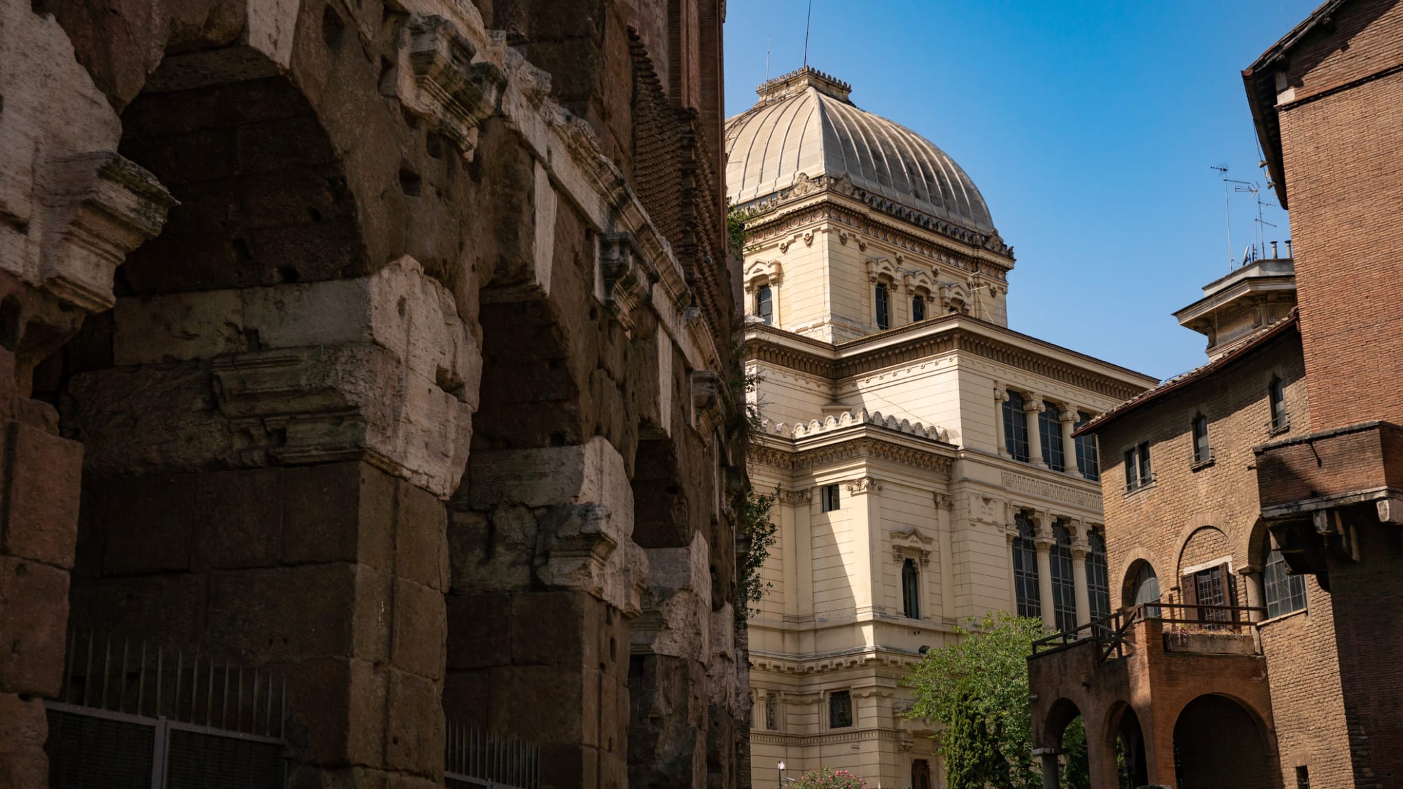 Blick auf die jüdische Synagoge Tempio Maggiore di Roma ©naphtalina/iStock / Getty Images Plus via Getty Images