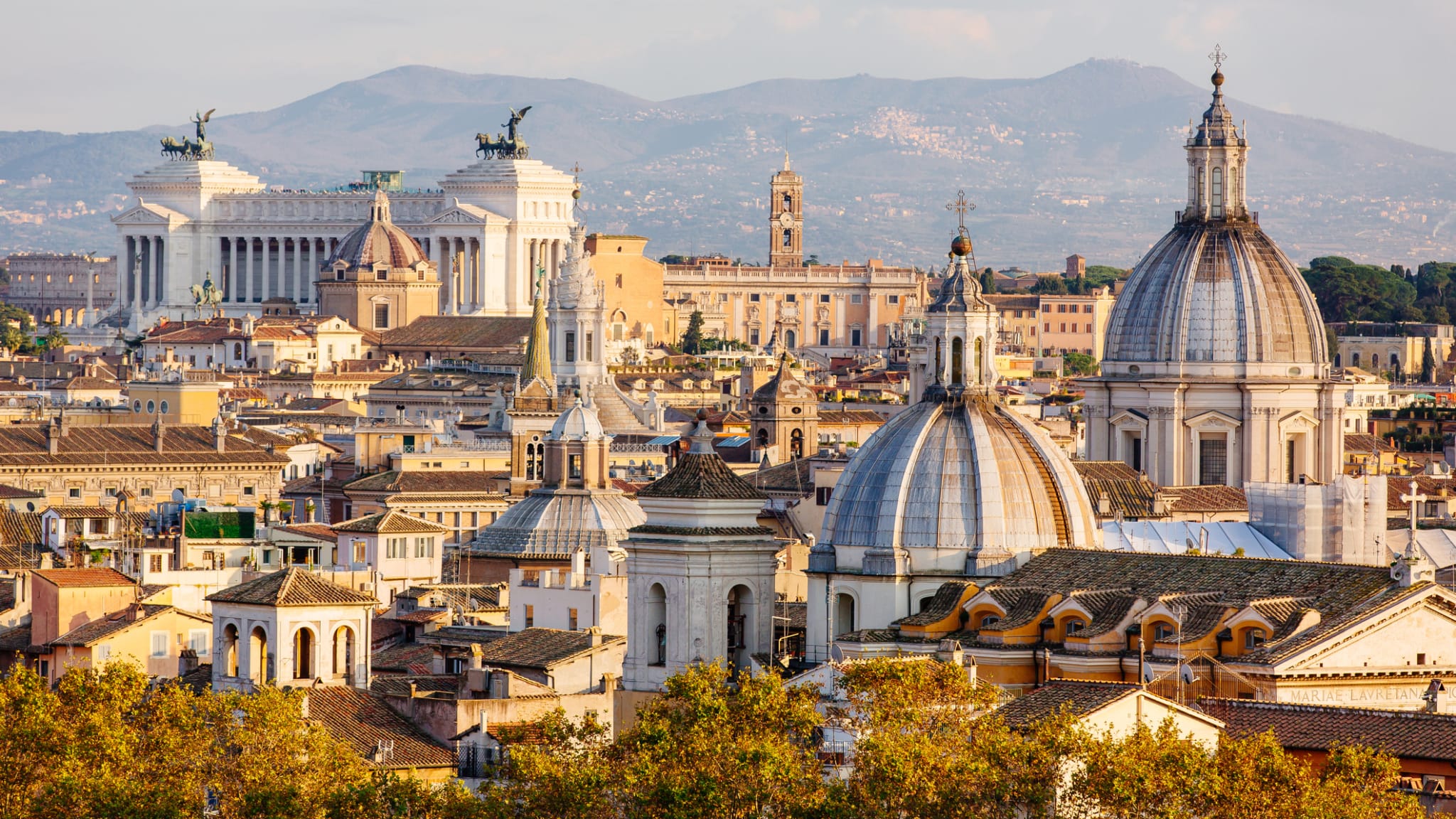 Blick über die Hauptstadt Rom ©Alexander Spatari/Moment via Getty Images