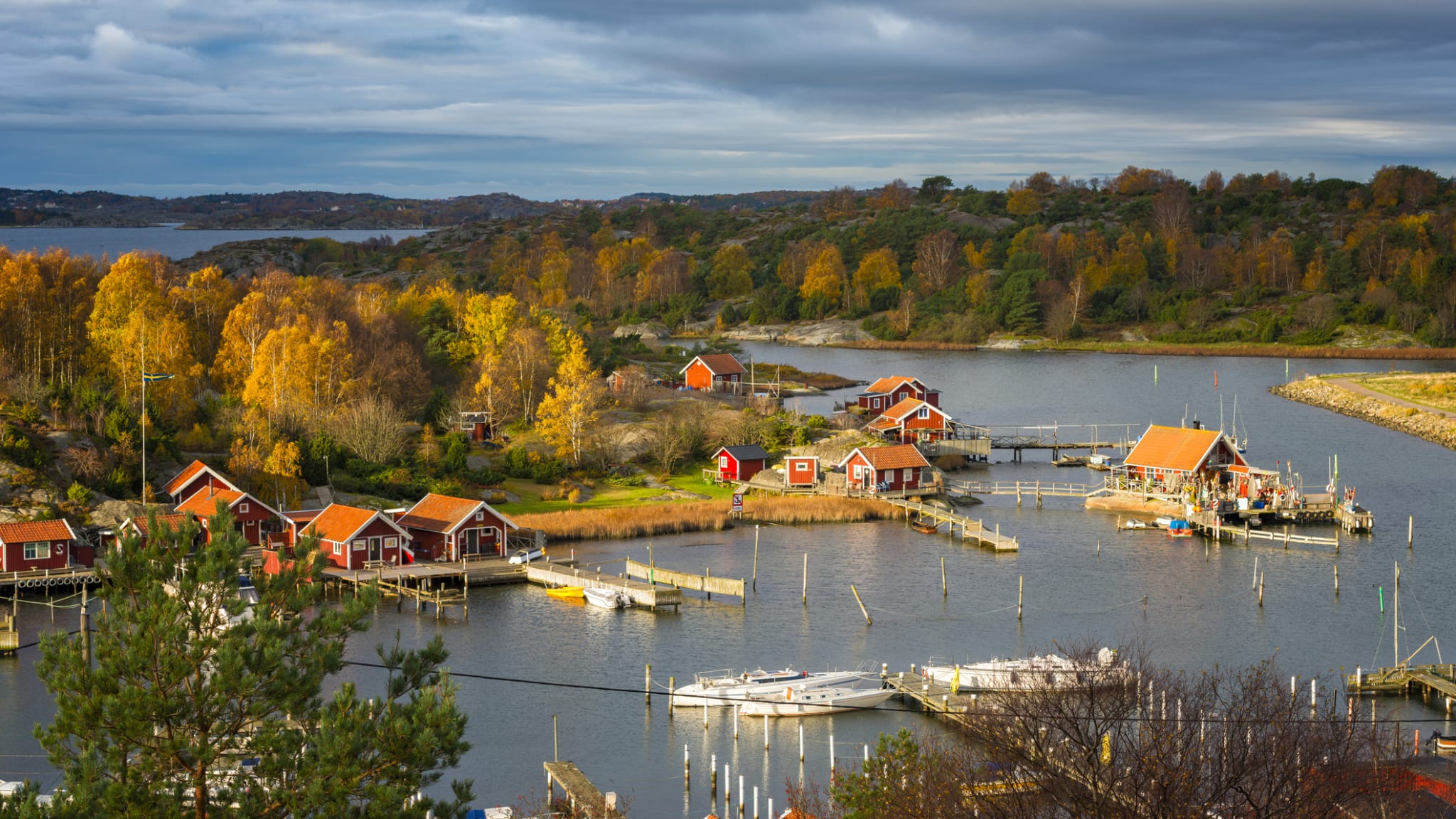 Blick über idyllisches Fischerdorf im Herbst im Göteborger Südschären © iStock.com/Martin Wahlborg