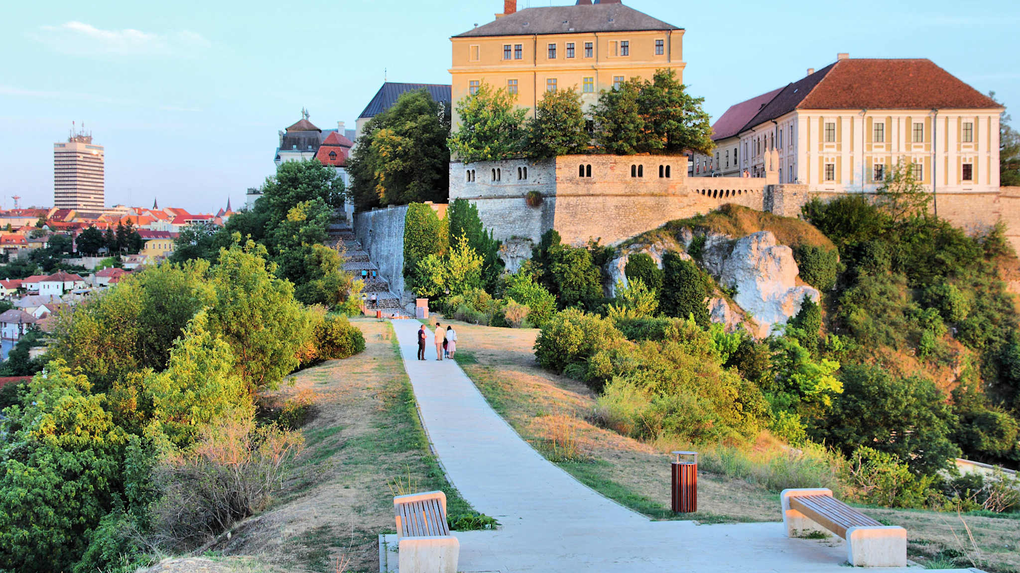 Panorama auf die Burg und die Altstadt von Veszprém in Ungarn mit Spazierweg im Vordergrund