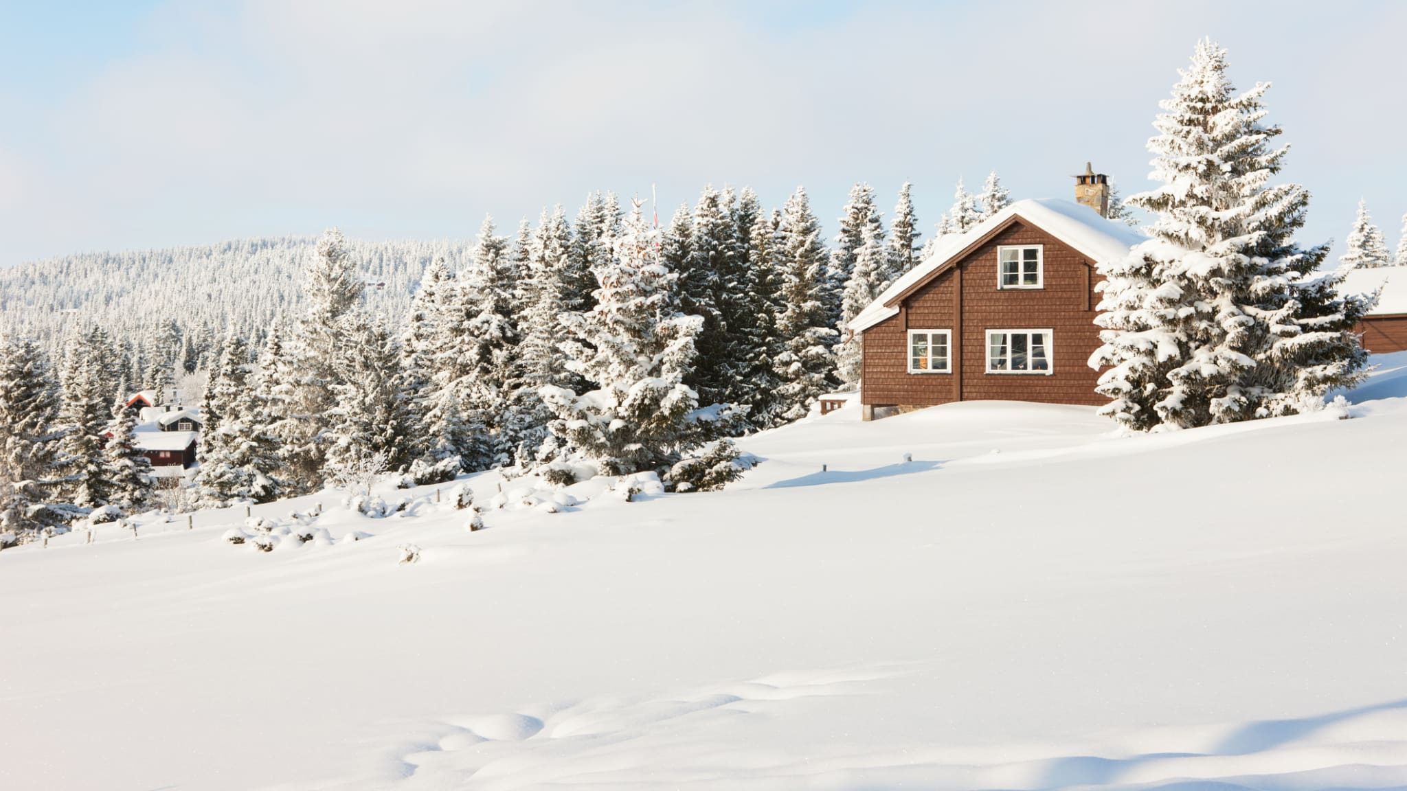 Blockhaus im Schnee in Norwegen © MediaProduction/E+ via Getty Images