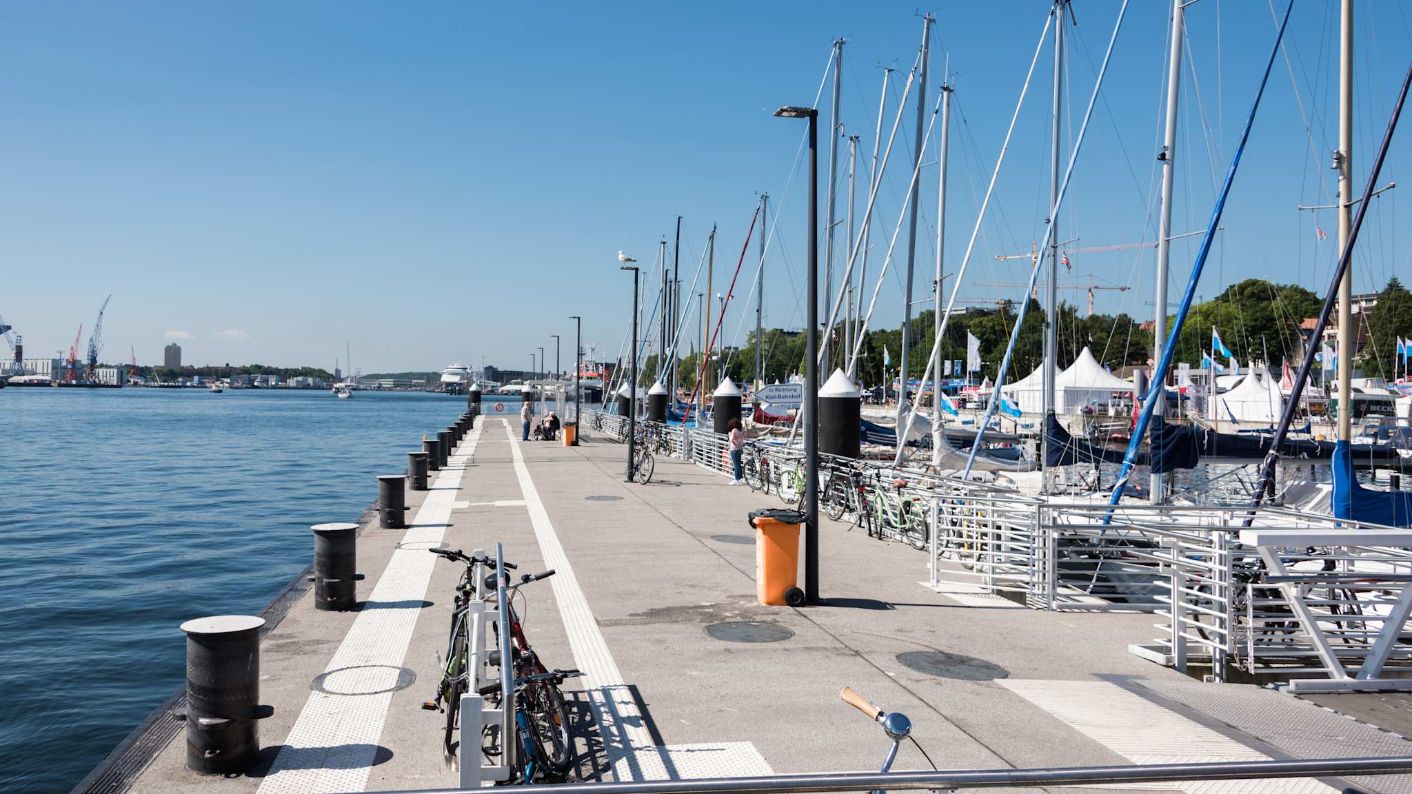 Promenade mit Booten