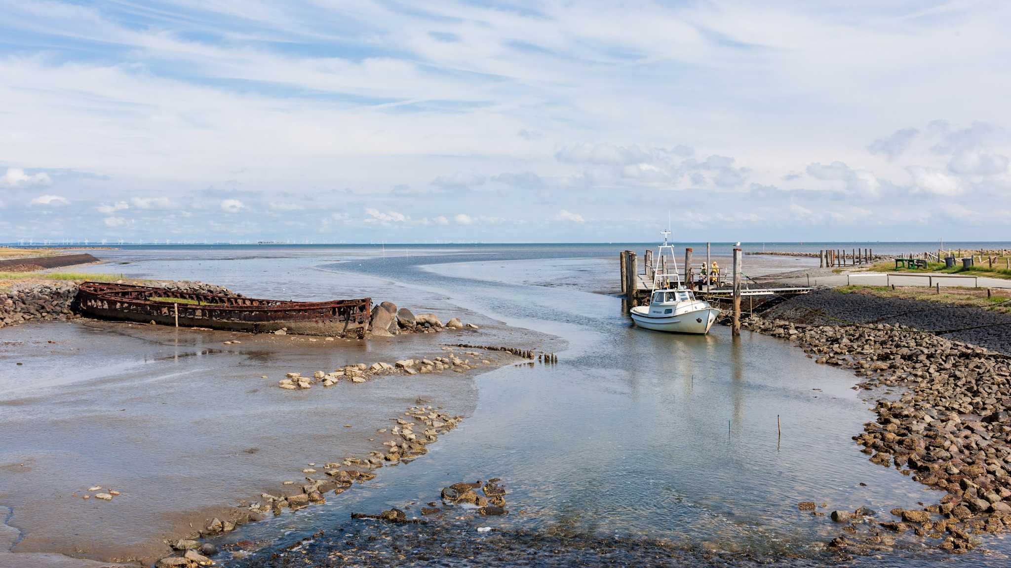 Boot an einem Anleger auf der Hallig Langeneß auf den Halligen im Nationalpark Wattenmeer.
