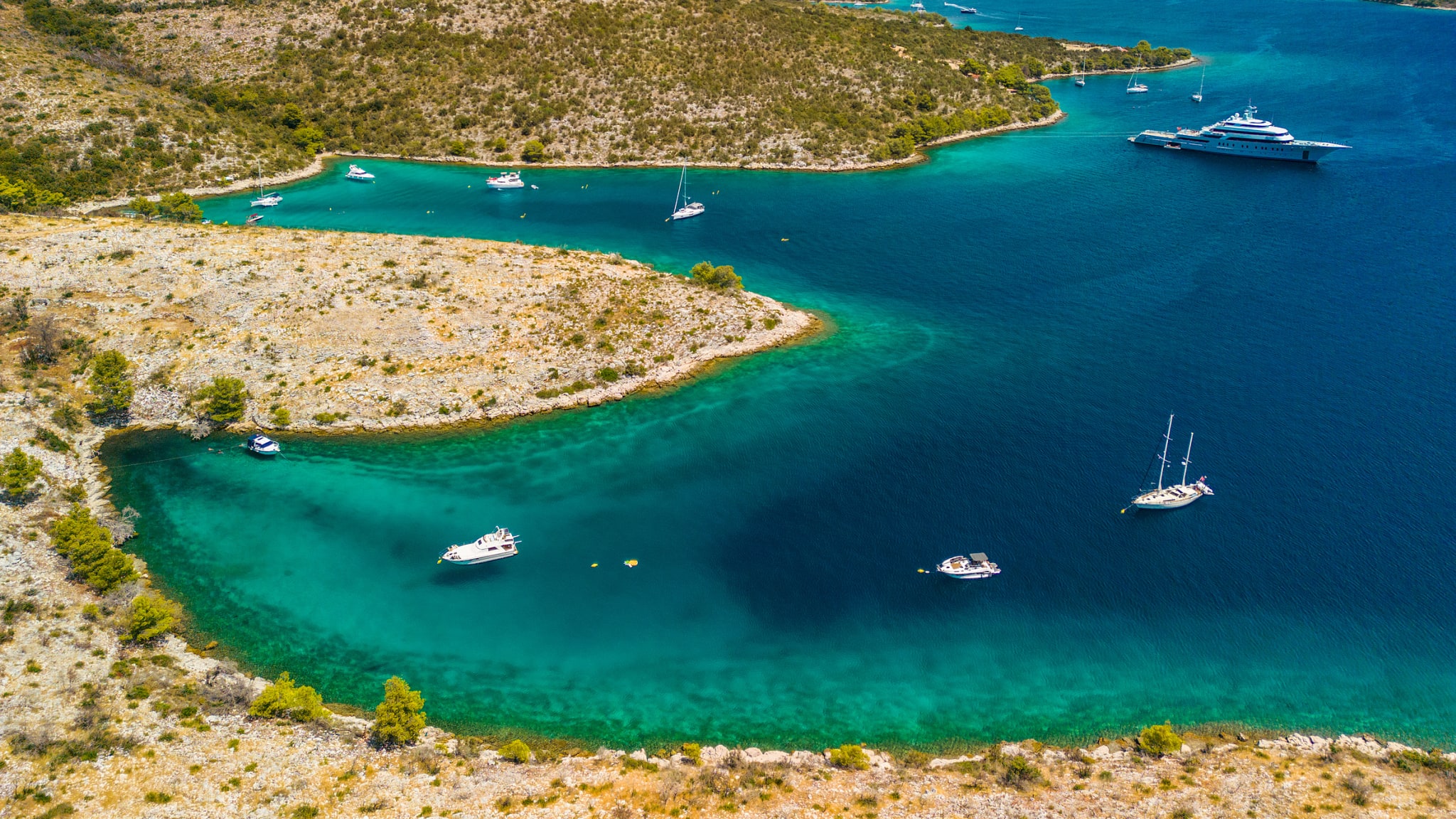Boote die im Wasser schwimmen vor der Halbinsel Kabal © Manfred Bortoli/HUBER IMAGES