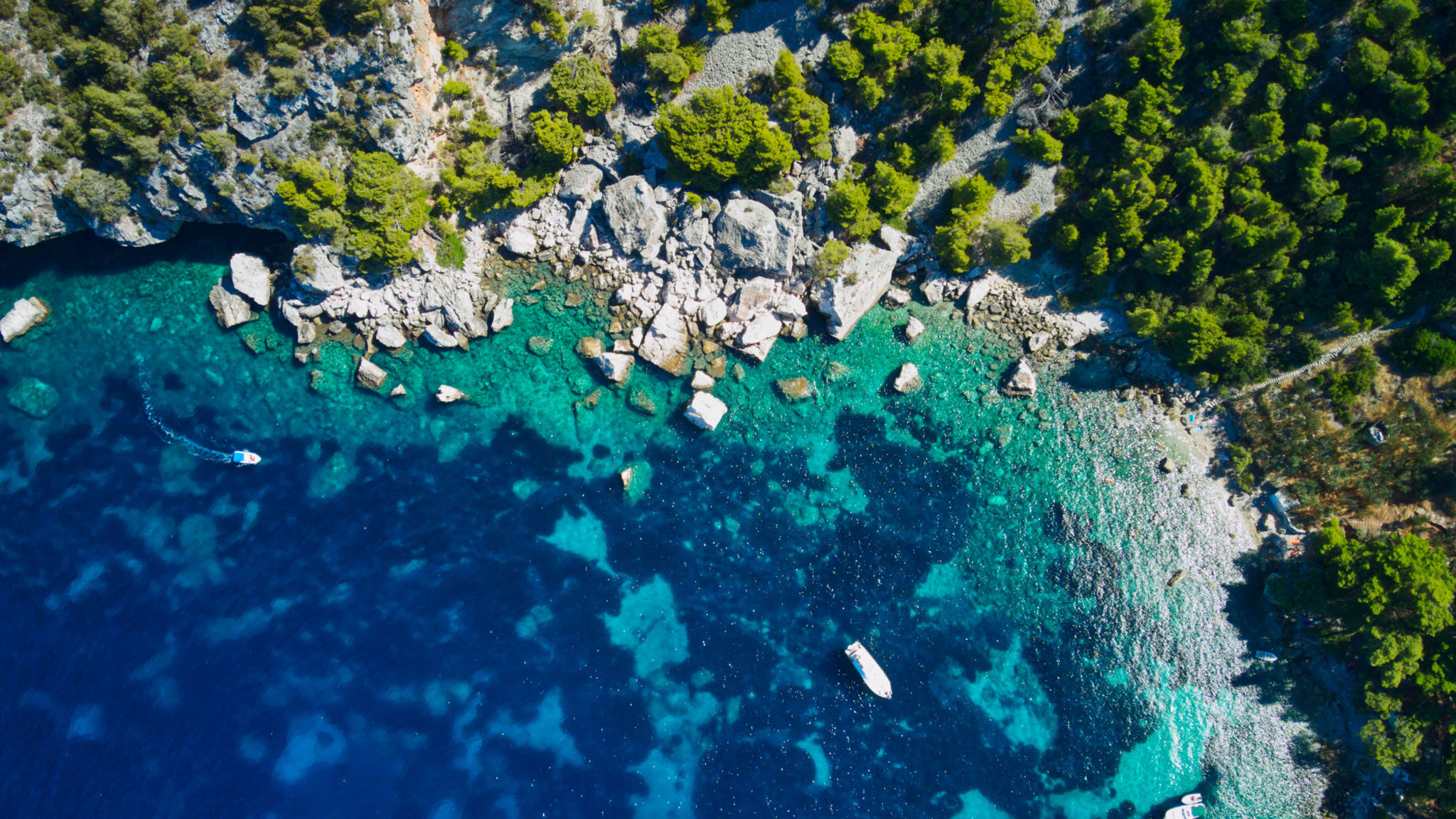 Boote bei einem Buchtstrand auf der Insel Vis, Kroatien © studio529/iStock