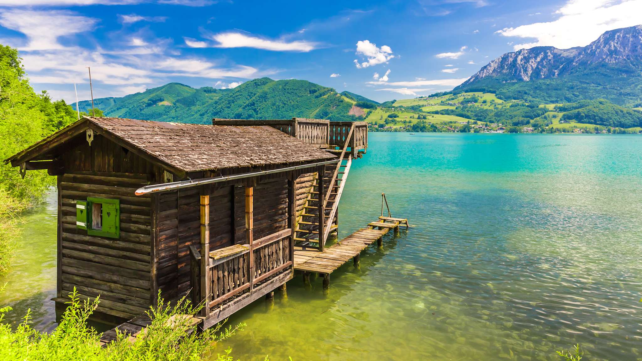Bootshaus aus Holz an einem See