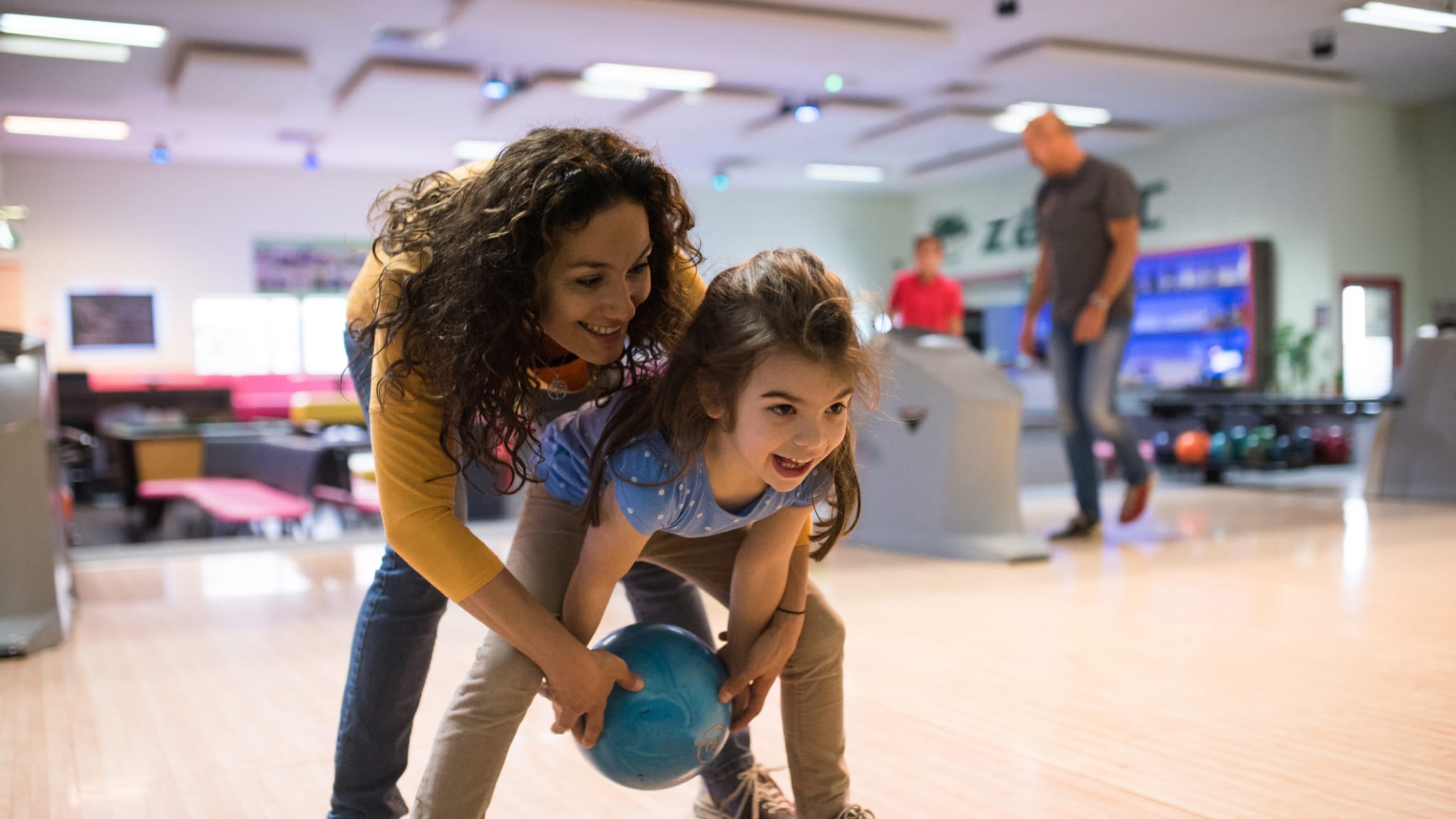 Familie beim Bowlen ©RgStudio/E+ via Getty Images