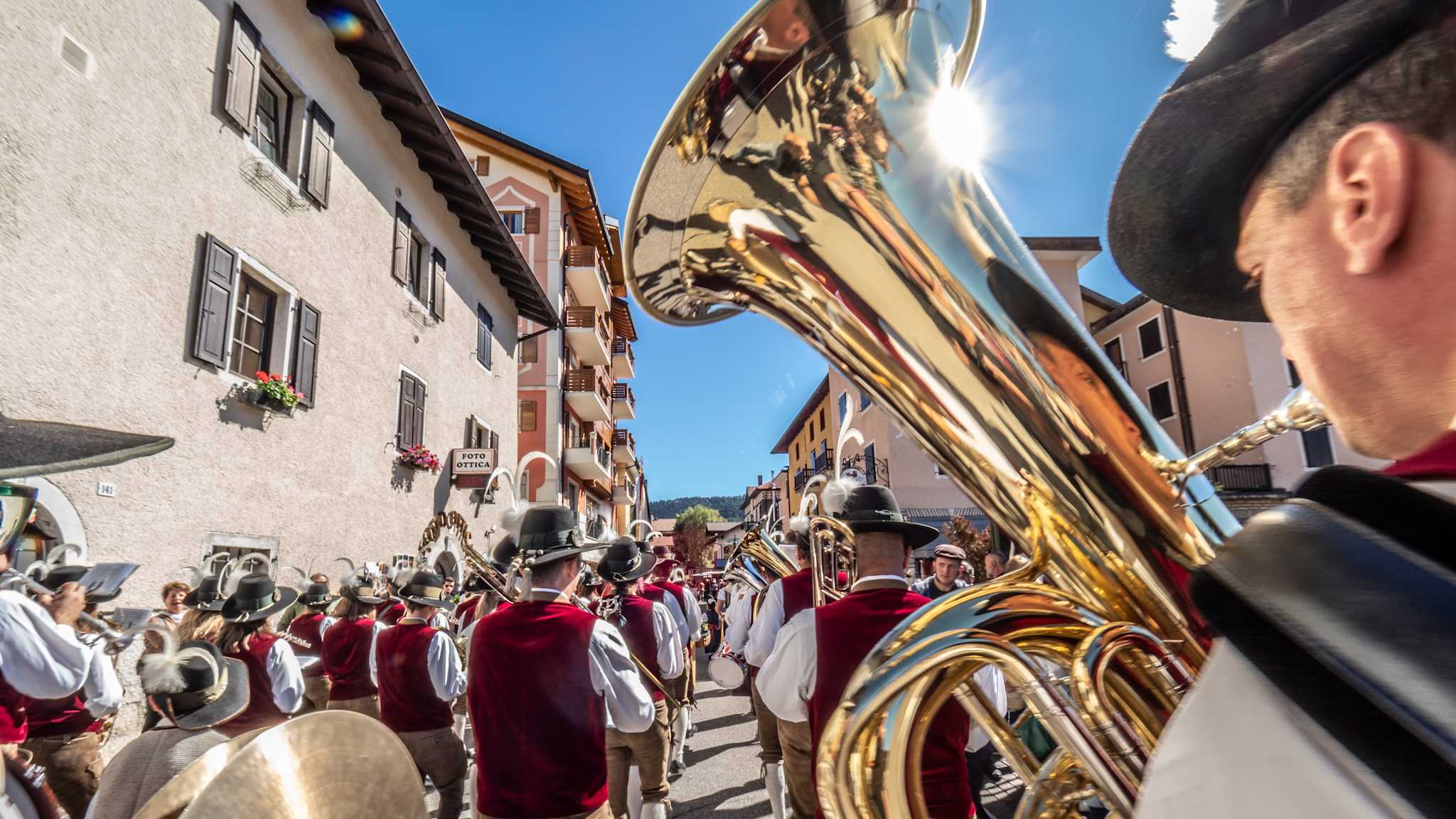 Eine Blaskapelle läuft auf einem Festtagsumzug mit
