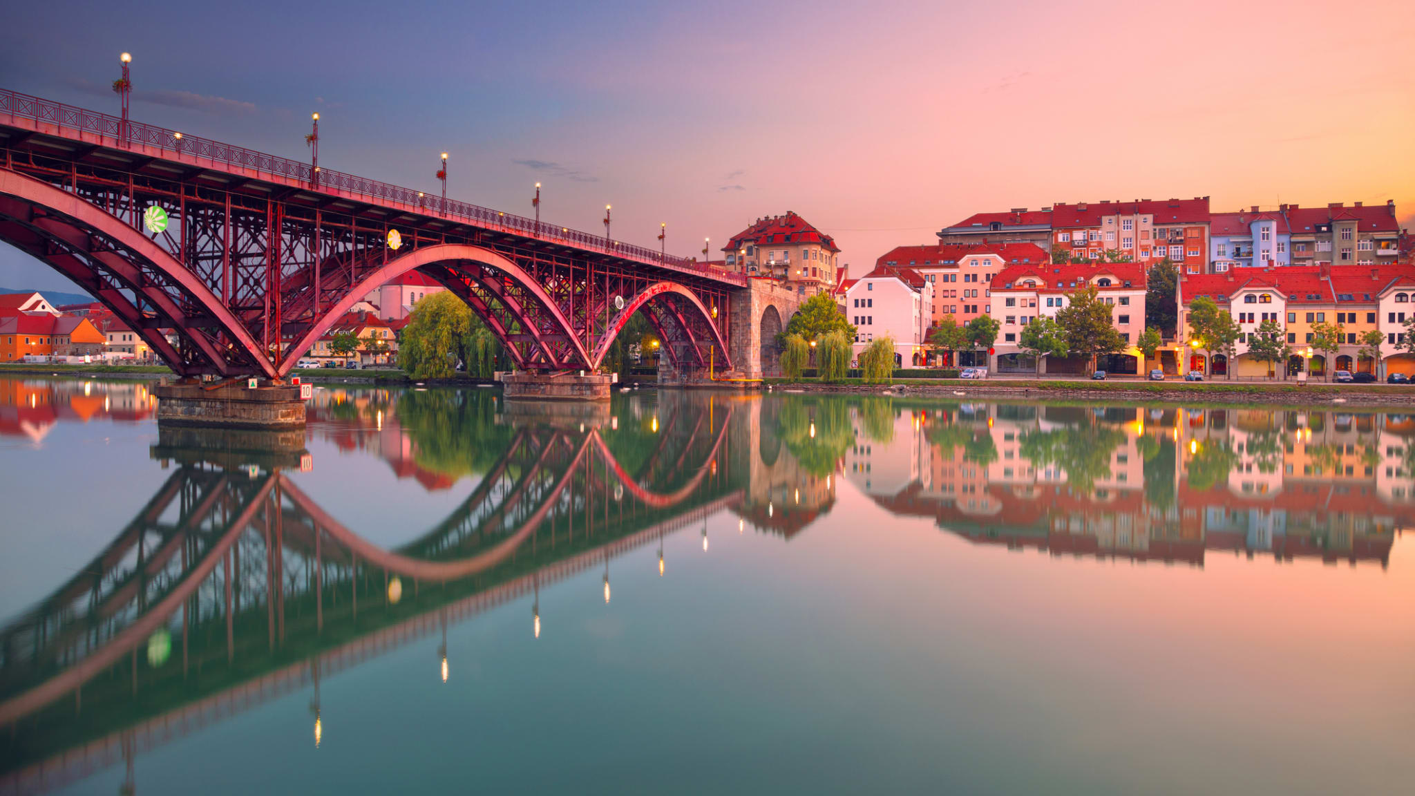 Brücke über einen Fluss in Maribor, Slowenien © iStock.com/RudyBalasko
