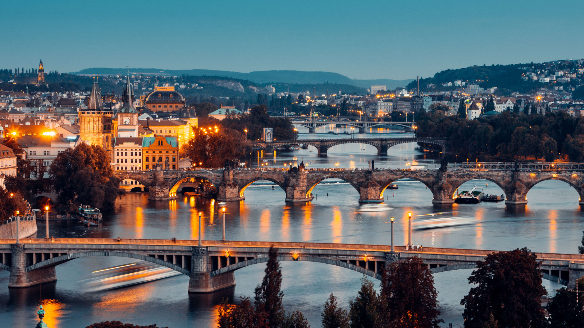 Brücken von Prag bei Abenddämmerung, Tschechische Republik © iStock.com/Nikada