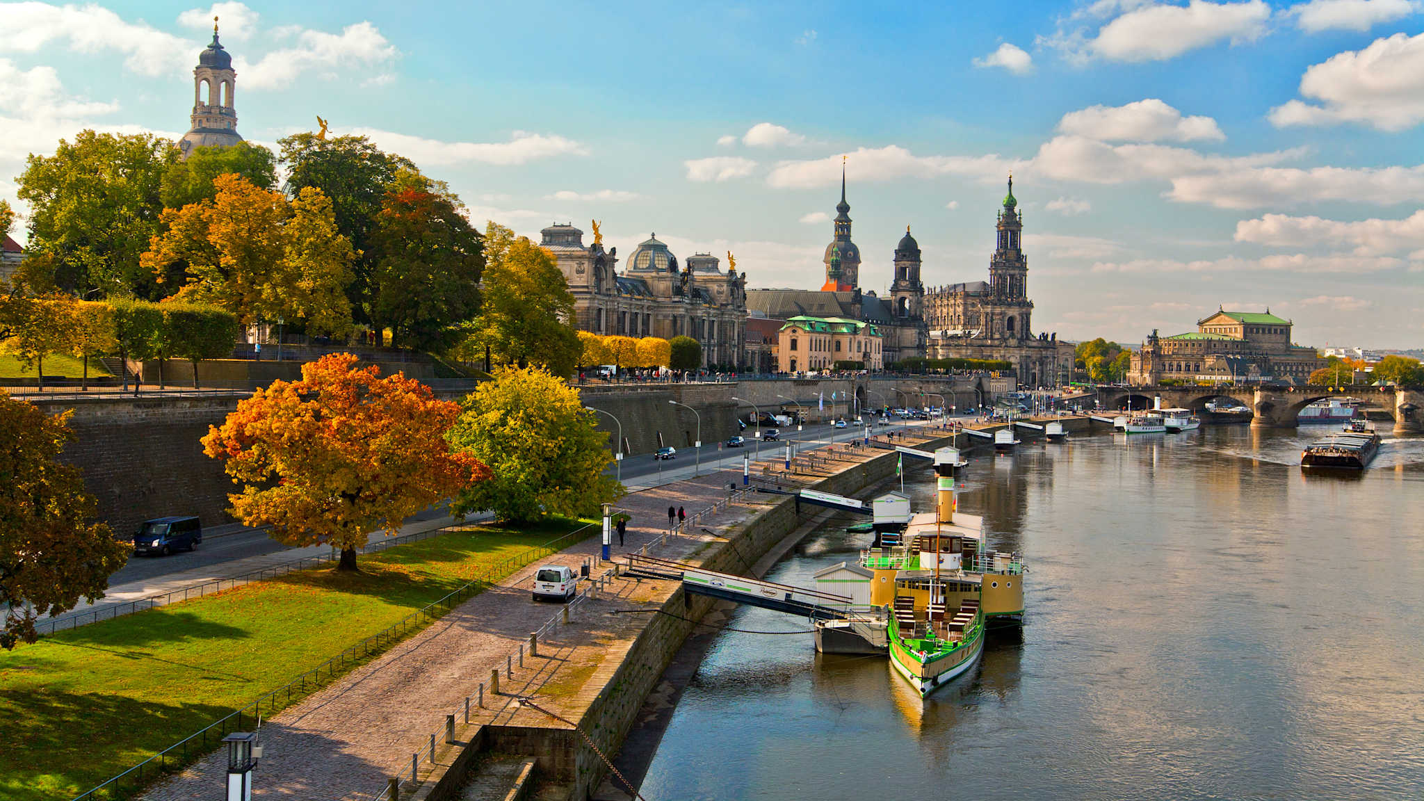 Flussufer im Herbst mit barocken Gebäuden