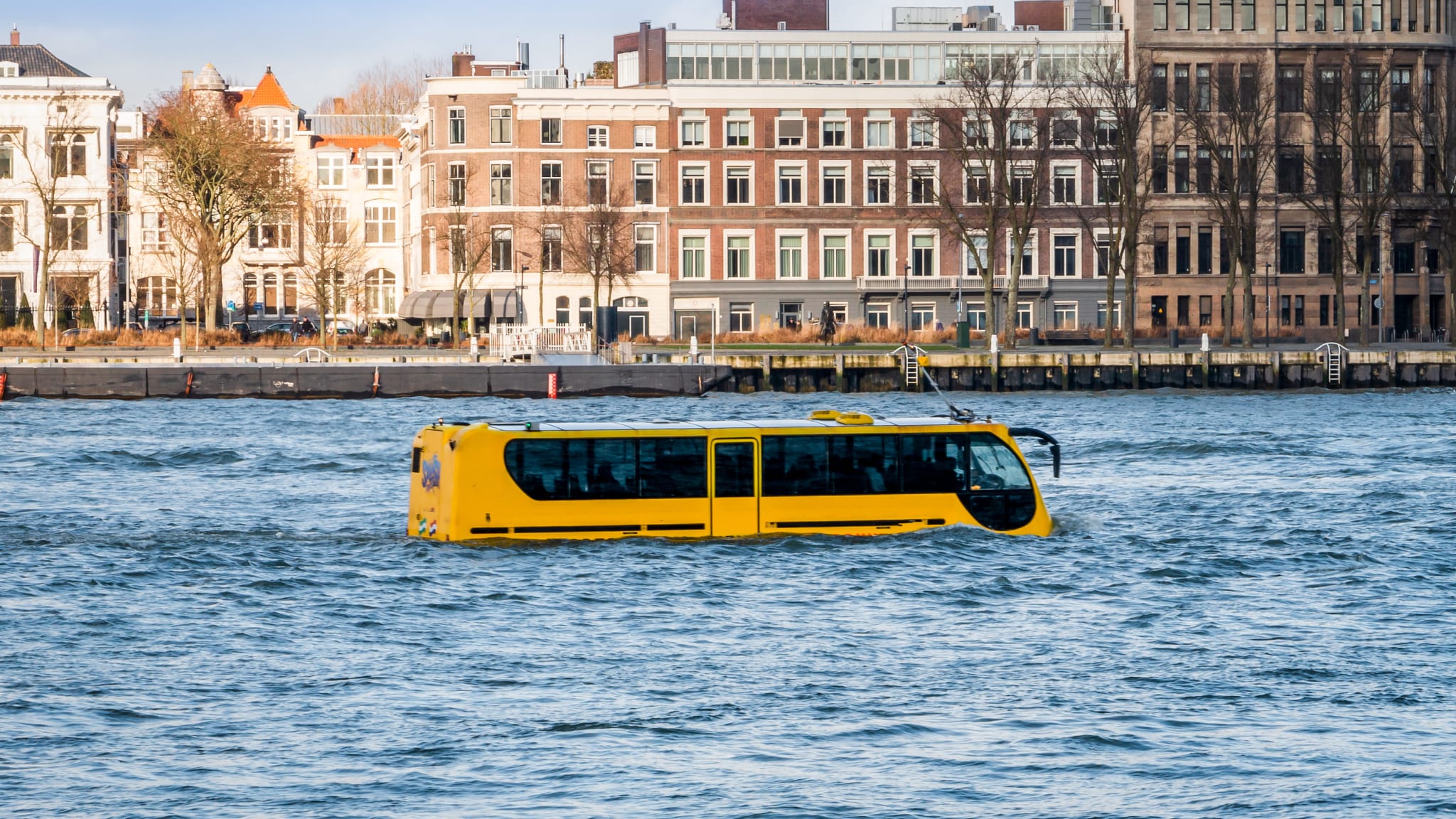 Bus und Schiff in einem bei Splashtours in Rotterdam, Niederlande © Henk Hulshof/iStock / Getty Images Plus via Getty Images
