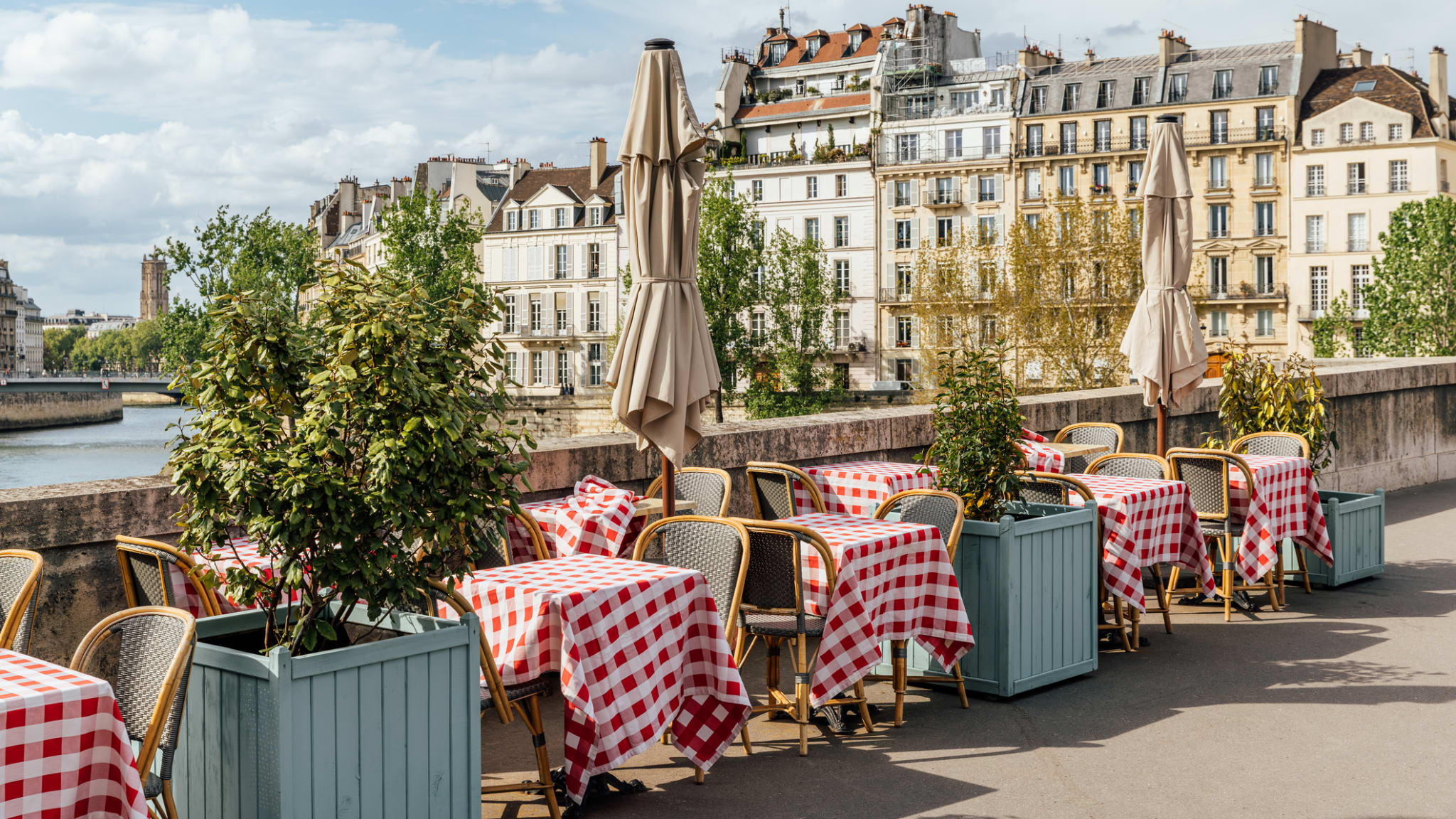 Cafe an der Seine, Paris, Frankreich © Alexander Spatari/Moment via Getty Images