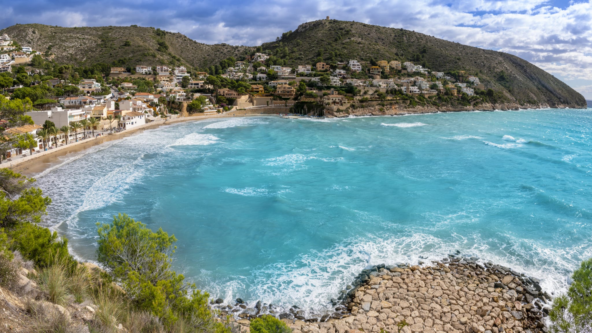 Cala El Portet Strand in Moraira am Mittelmeer von Spanien © iStock.com/MEDITERRANEAN