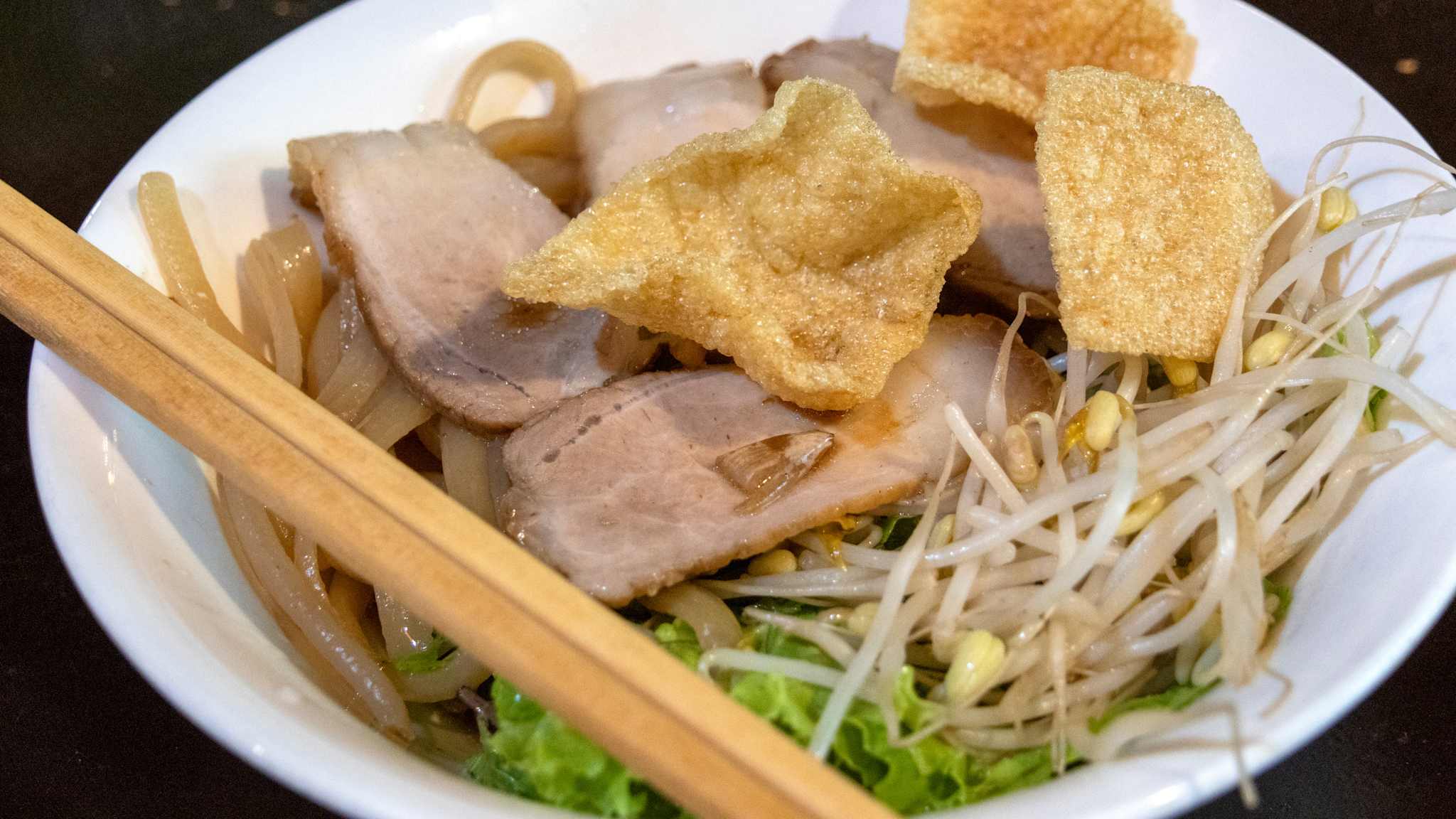 Ein Teller mit Cao lầu in Hội An, Vietnam.