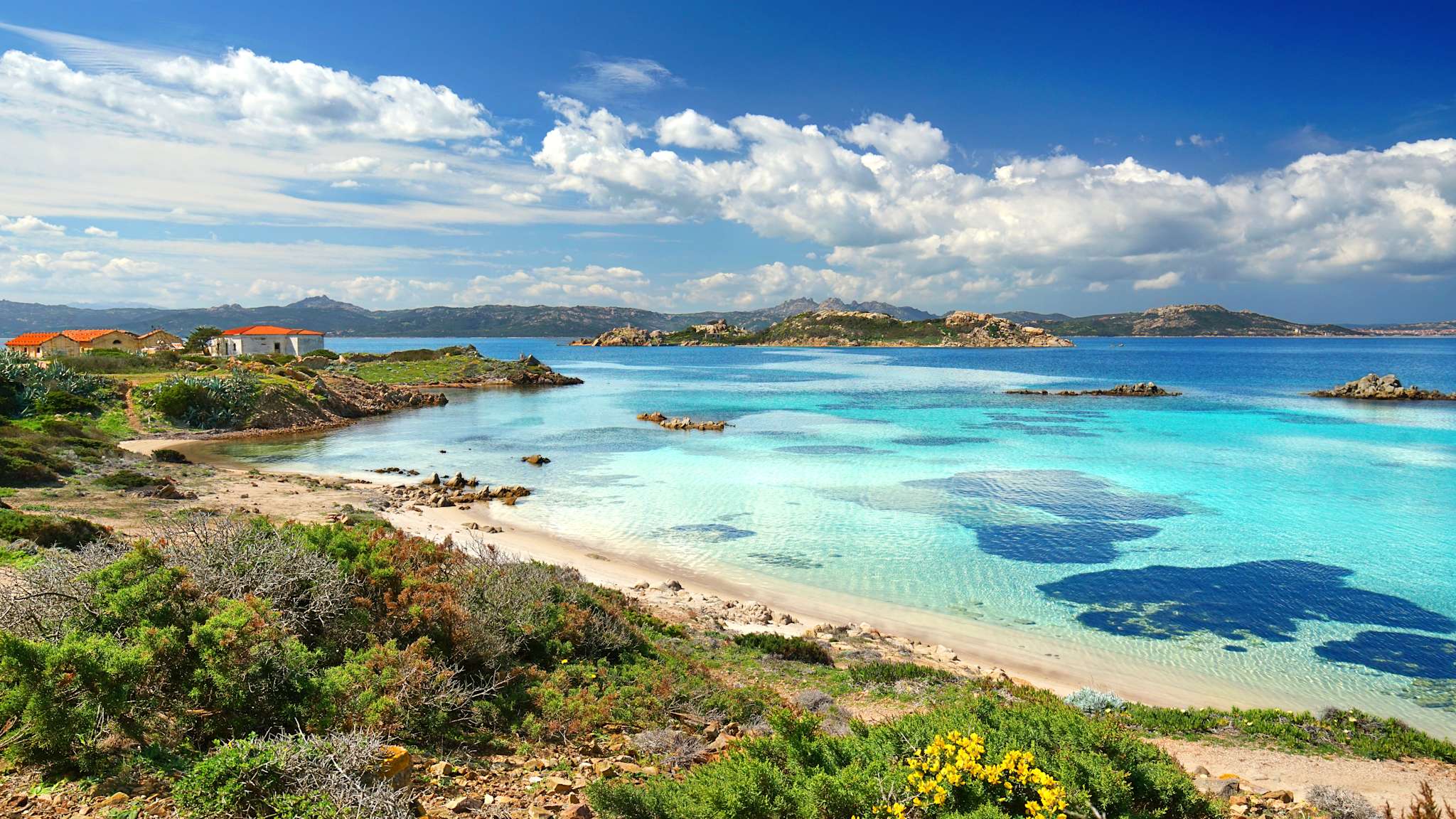Ausblick über die Küste der Inseln Caprera am klaren Meer