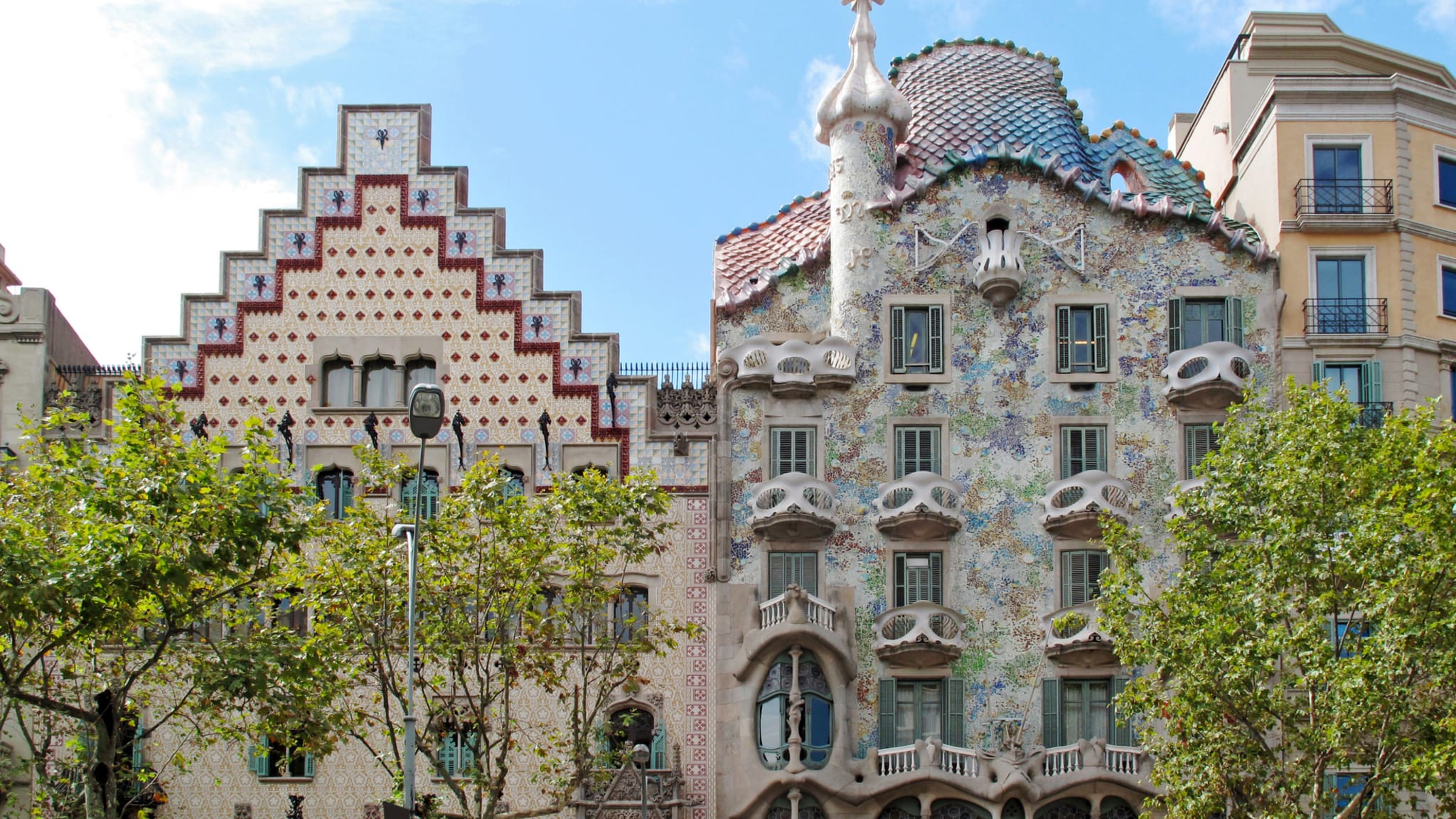 Ein buntverziertes Haus mit einem Türmchen