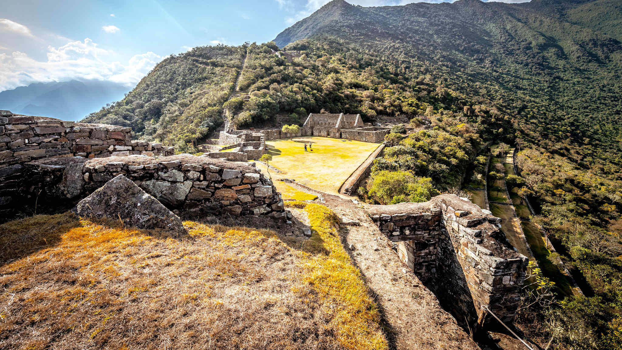 Inca Ruinen Choquequirao von Mauern und Häusern auf bewaldeten Bergen der Anden in Peru.