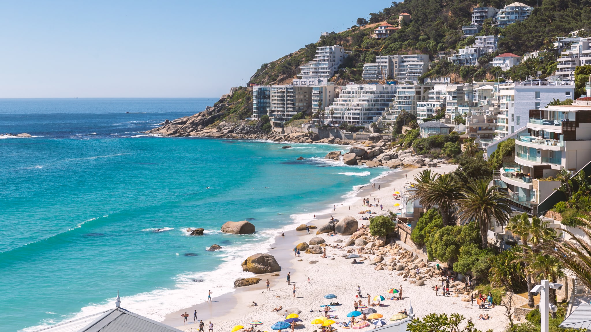 Urlaubsfeeling am Strand von Clifton mit weißen Häusern