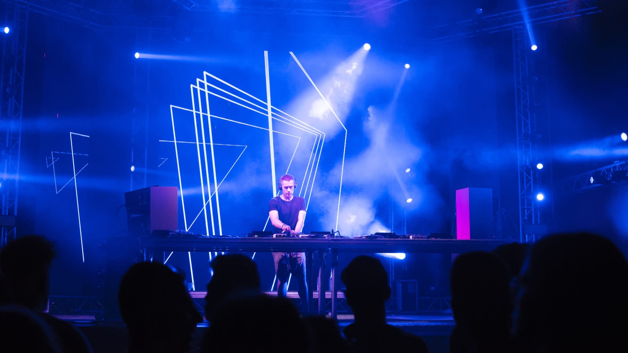 DJ bei einem Techno-Auftritt © Slavica/E+ via Getty Images