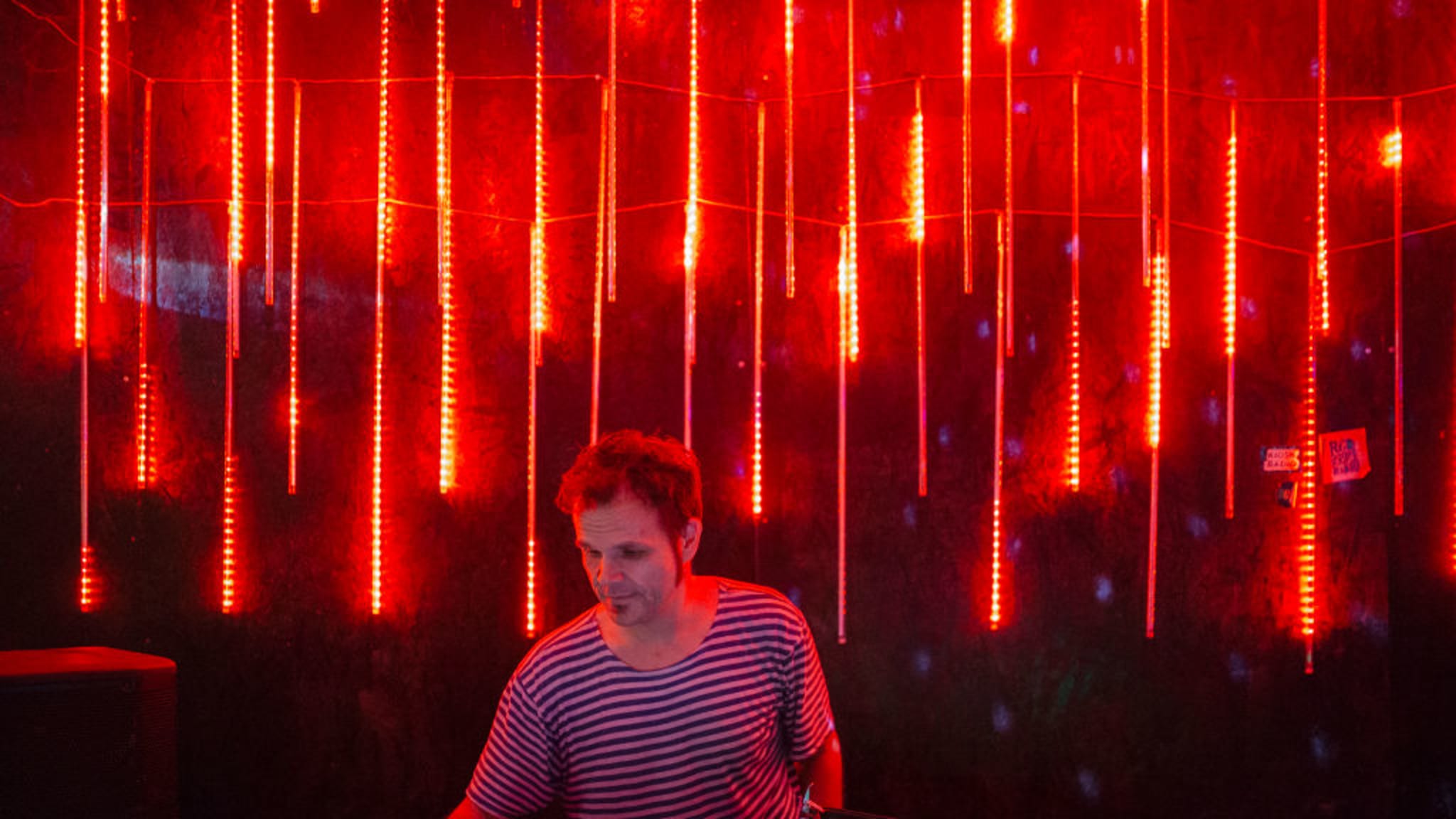 DJ in Belgrad © Vladimir Zivojinovic/Getty Images News via Getty Images