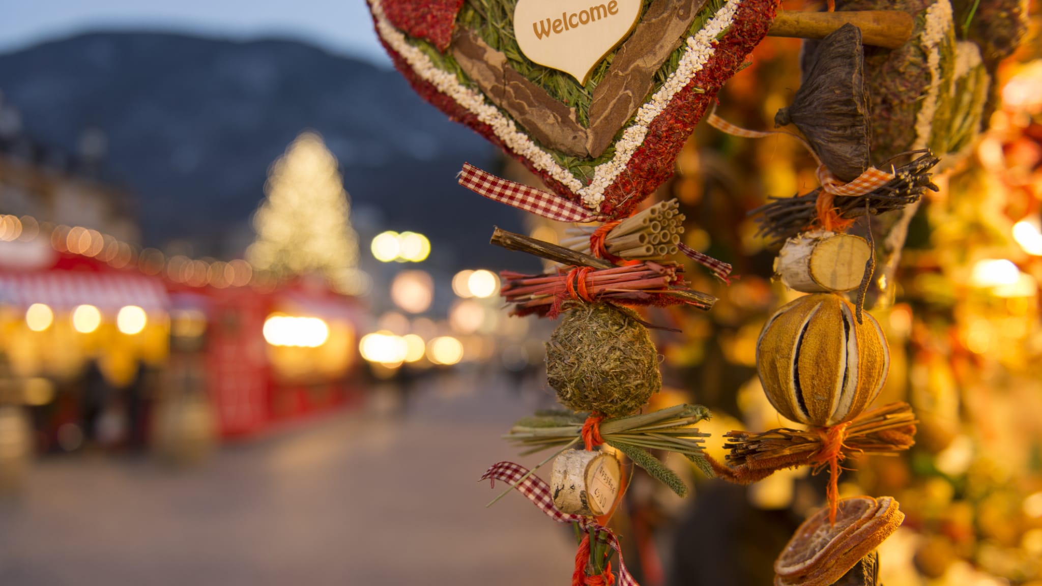 Deko auf einem schweizer Weihnachtsmarkt © iStock.com/Gorfer