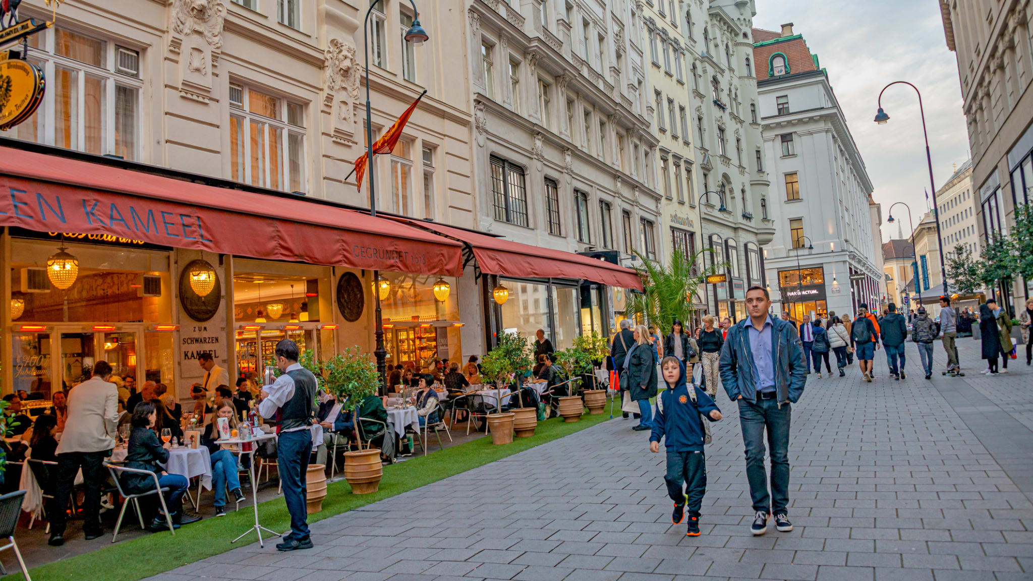 Dinieren in Wien ©Neurobite/iStock Editorial / Getty Images Plus via Getty Images