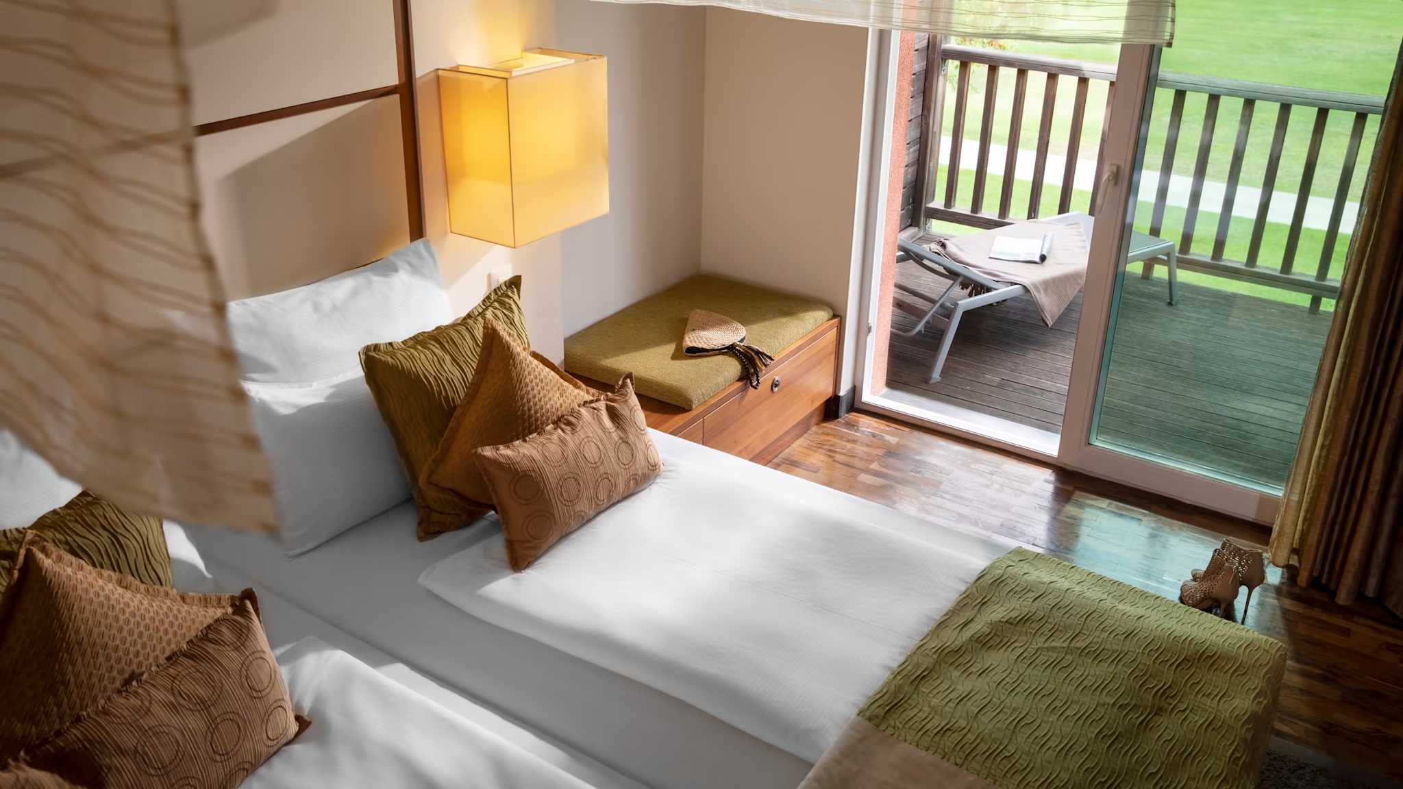 Doppelzimmer mit Balkon und Ausblick auf eine Wiese