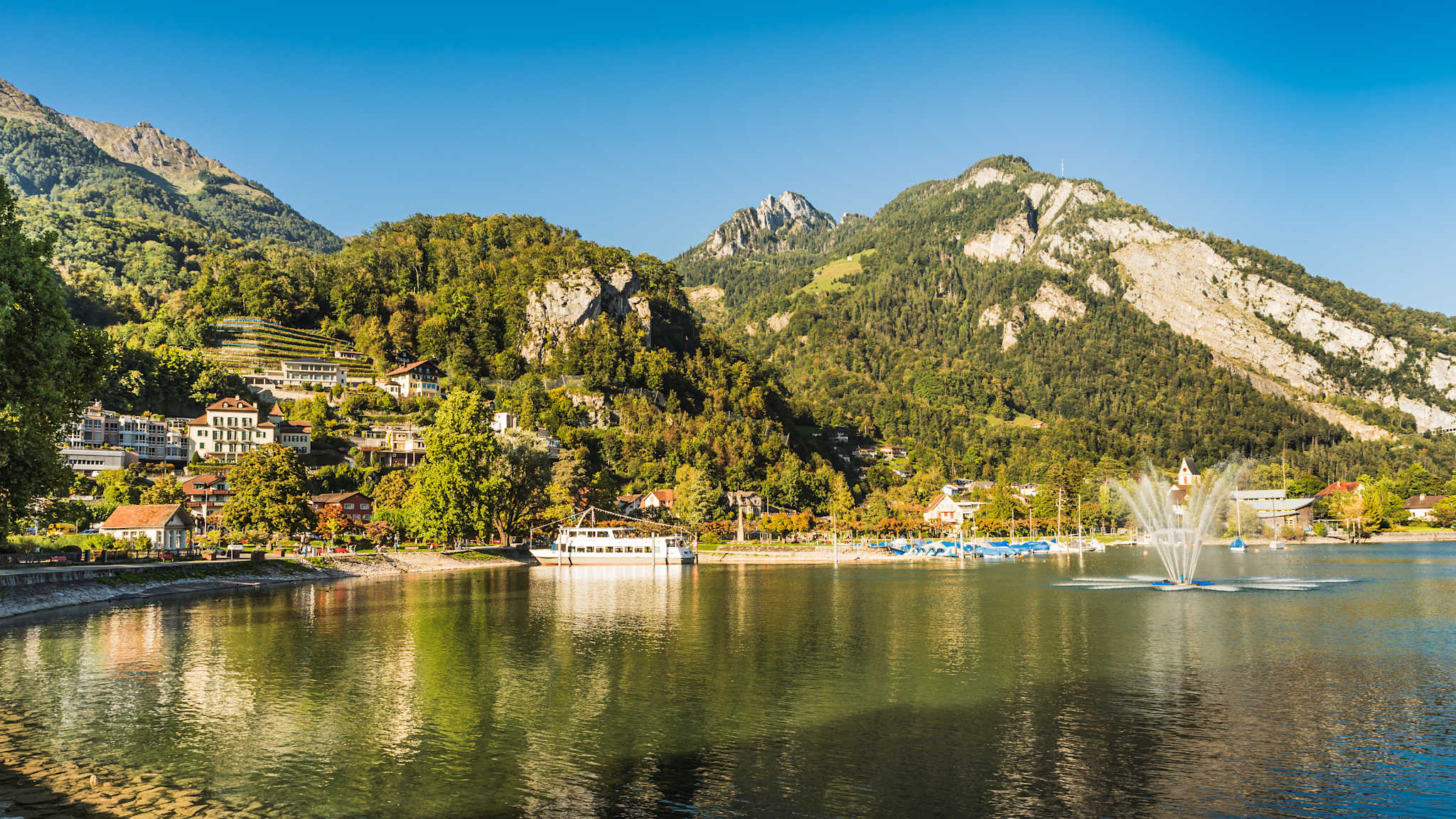 Dorf an einem See