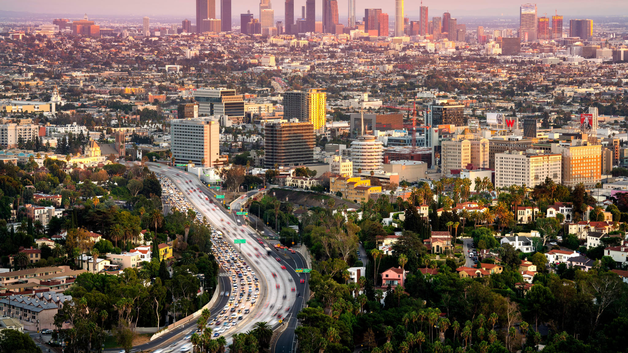 Downtown Skyline mit Highway, Los Angeles, Kalifornien, USA ©Susanne Kremer/HUBER IMAGES