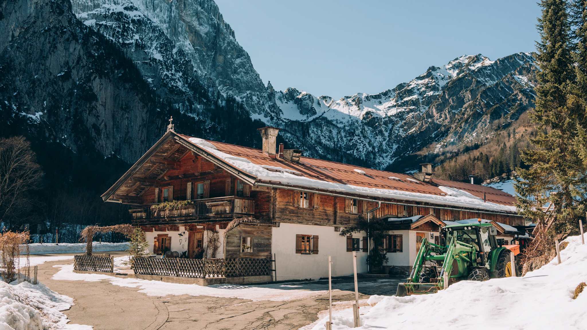 Eine verschneite Almhütte