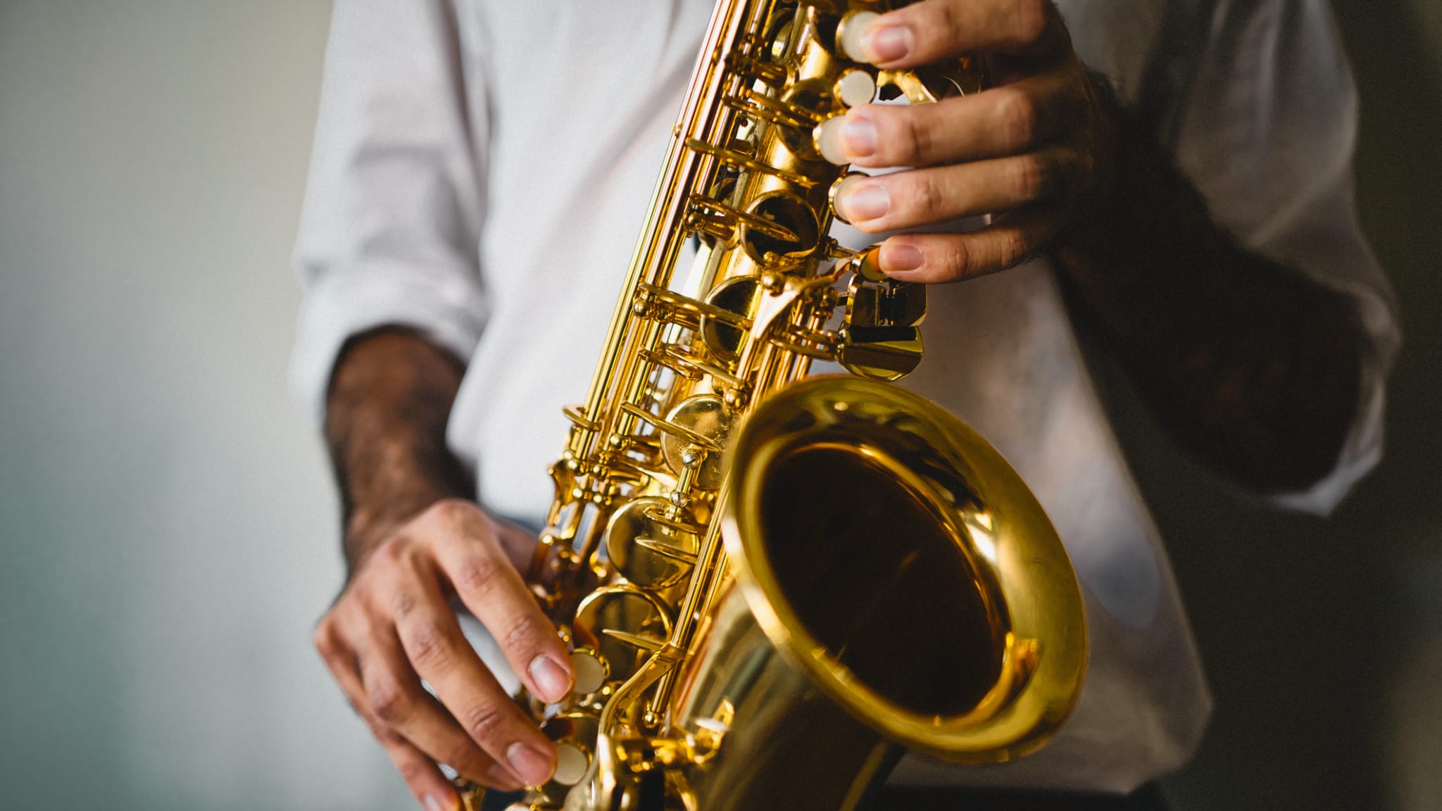 Ein Saxophonist wie im Reduta Jazz Club, Prag, Tschechische Republik © suteishi/iStock / Getty Images Plus via Getty Images