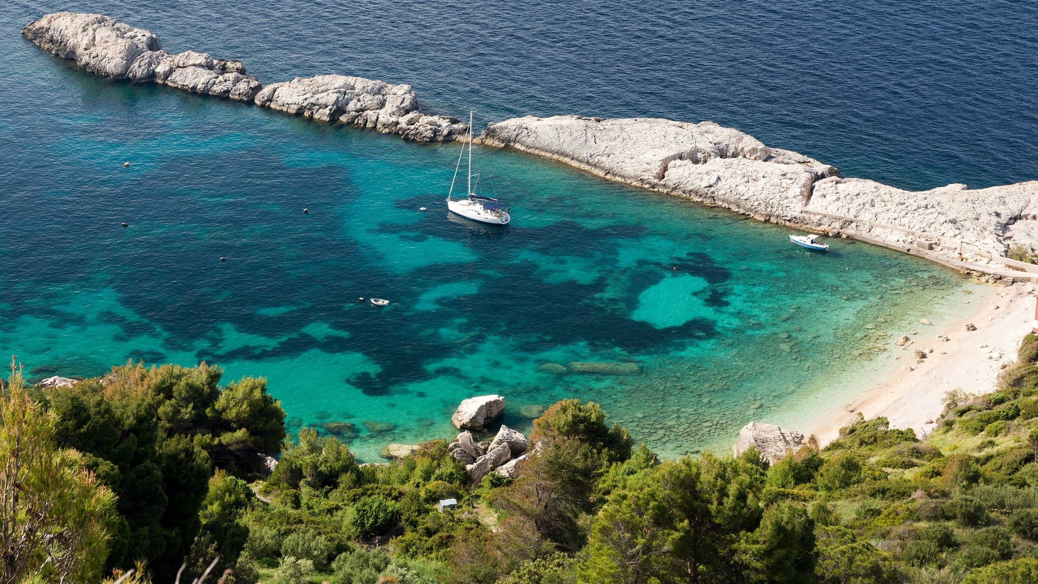 Ein Segelboot ankert in einer kleinen Bucht, Insel Hvar, Kroatien ©Tim Mannakee/HUBER IMAGES