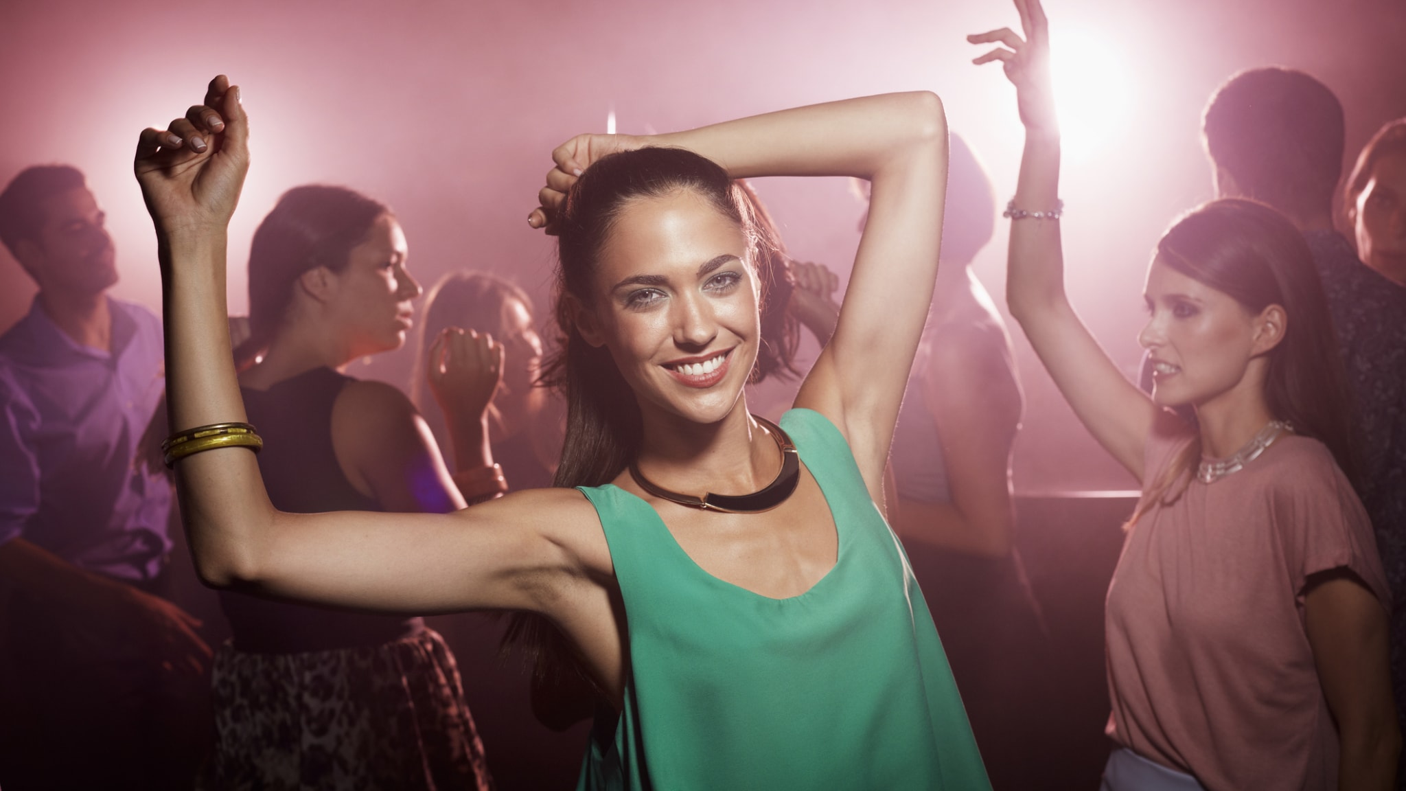 Eine junge Frau tanzt ausgelassen in einem Club. © Morsa Images/Stone via Getty Images