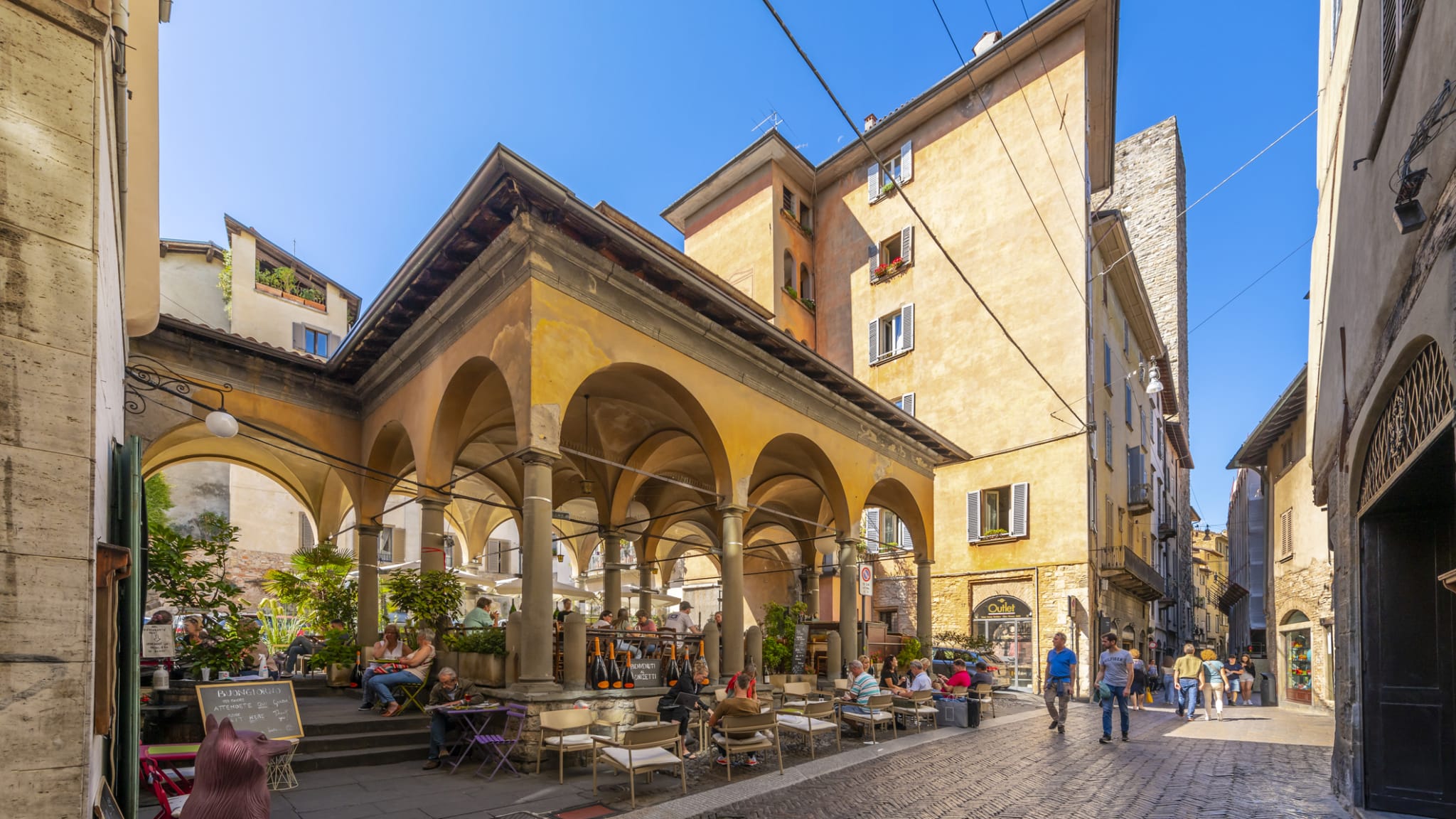 Eine malerische Straße in der historischen mittelalterlichen Altstadt von Bergamo © iStock.com/Kirk Fisher