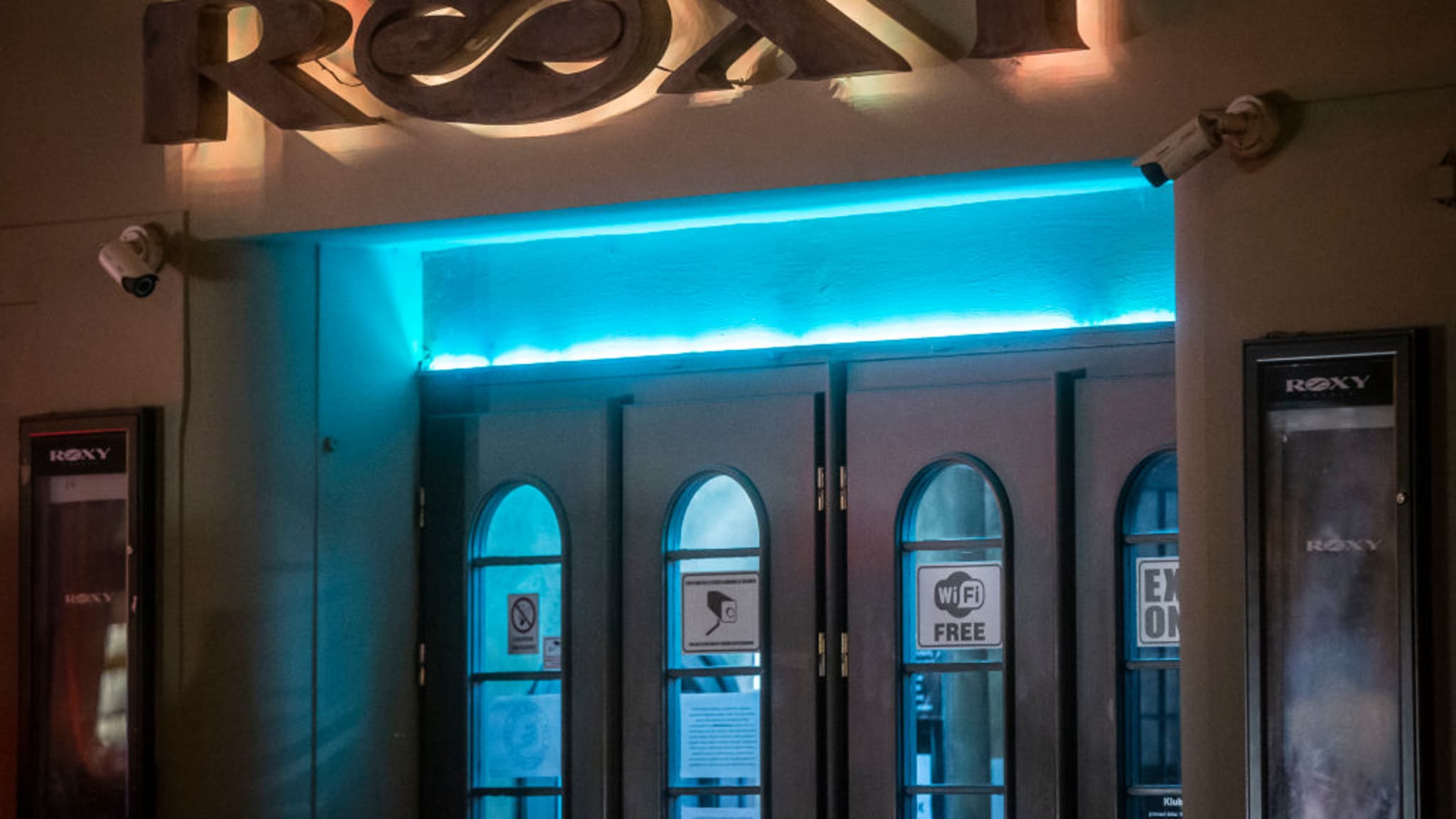 Eingang zum Roxy in Prag, Tschechische Republik © Gabriel Kuchta / Freier Fotograf/Getty Images News via Getty Images