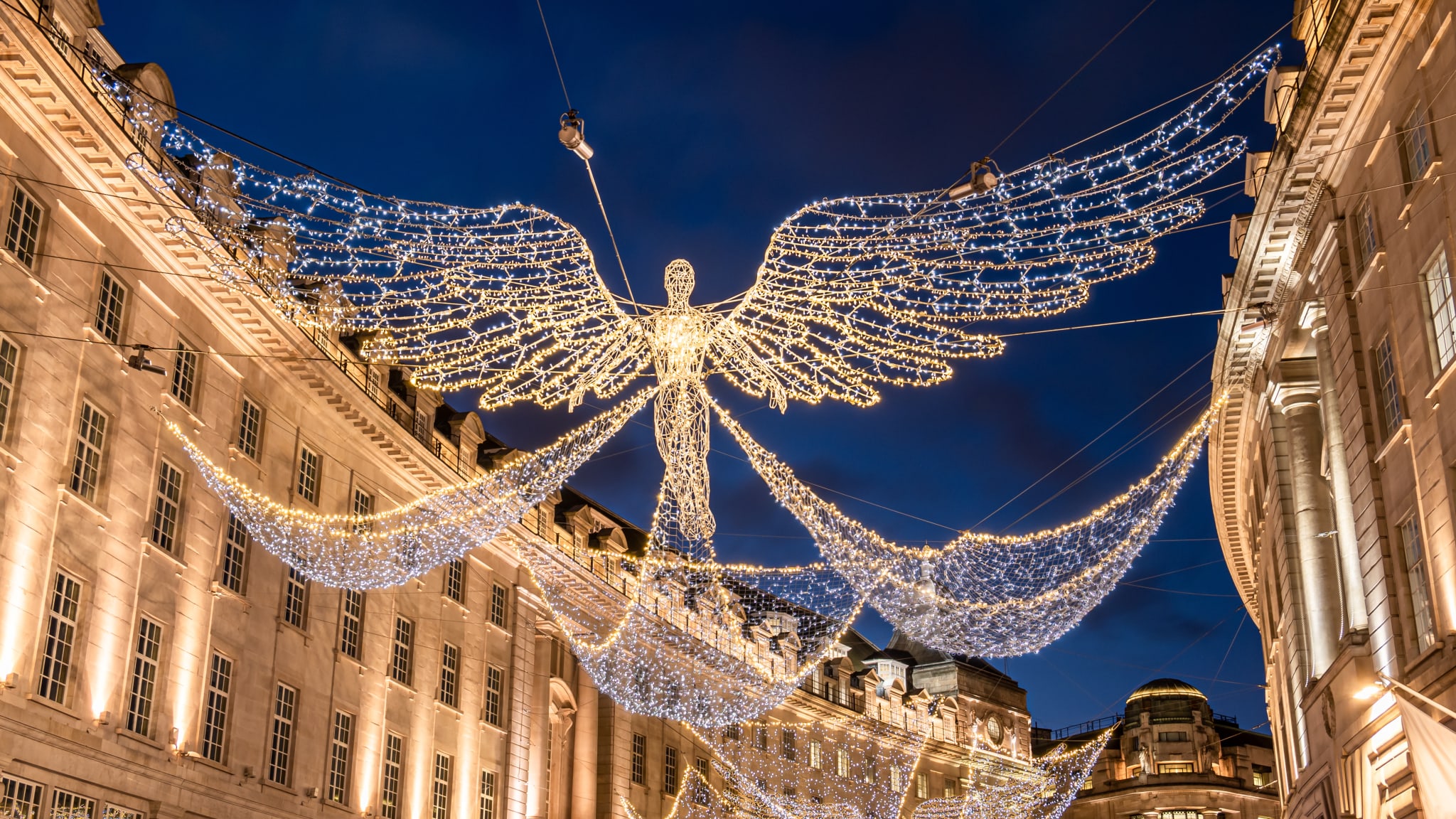 Engel in Form von Dekorationen auf Regent Street©/ Cristian Mircea Balate/ iStock / Getty Images Plus via Getty Images