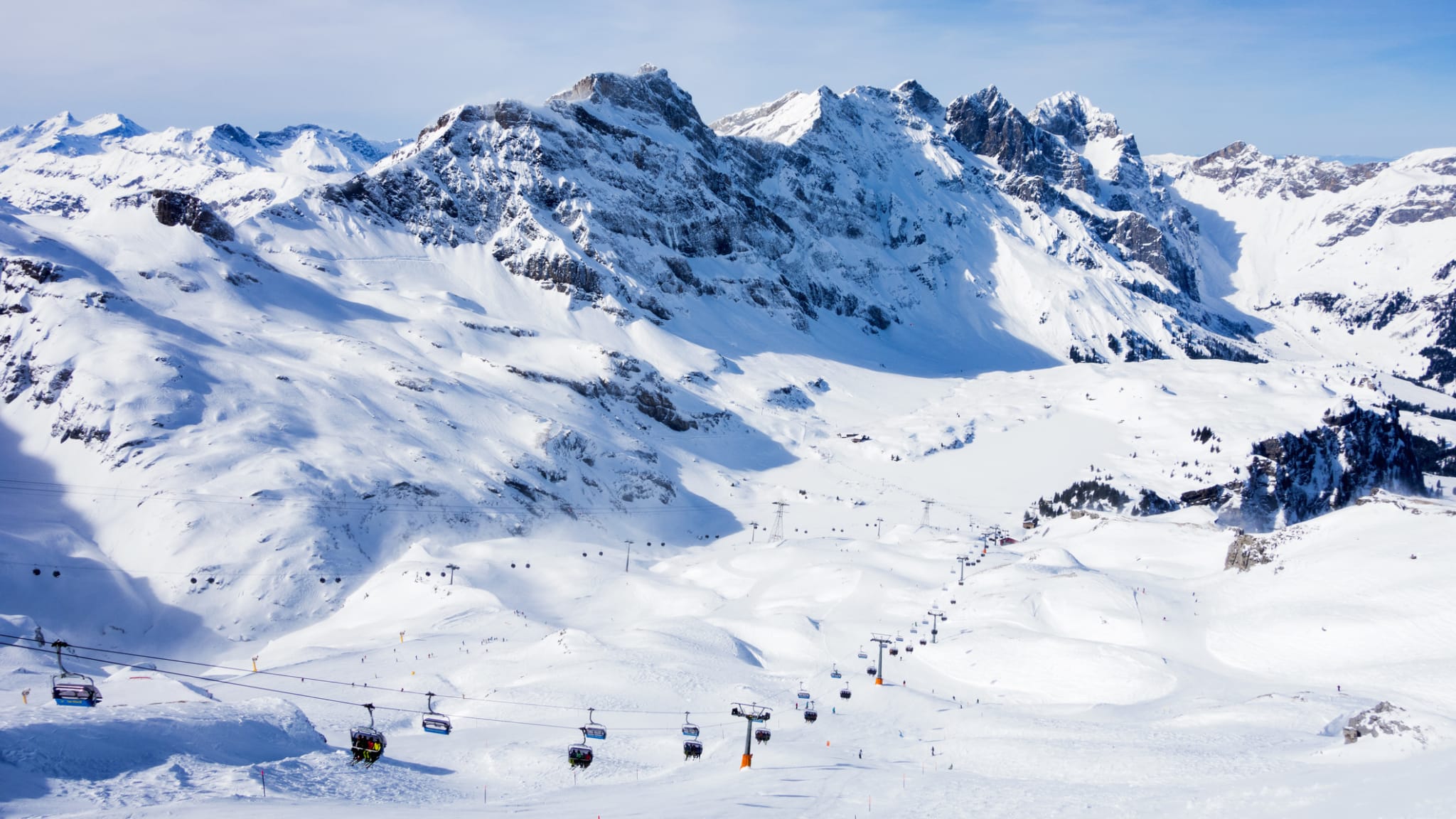 Gondeln in einem verschneiten Tal.