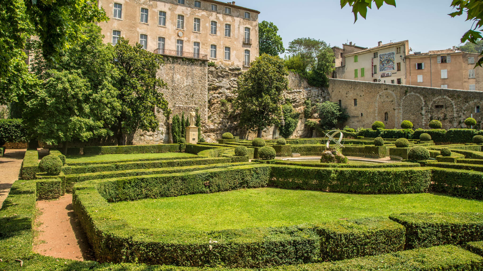 Das Dorf Entrecasteaux ist bekannt für sein Schloss mit großer Gartenanlage © stock.adobe.com - st1909