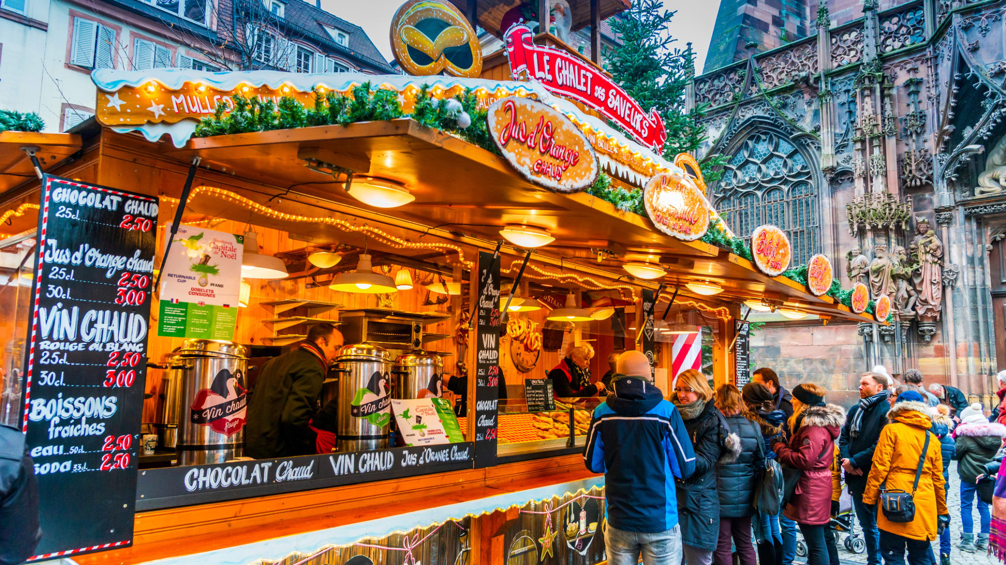 Essensstand auf einem Weihnachtsmarkt in Aargau © iStock.com/emicristea